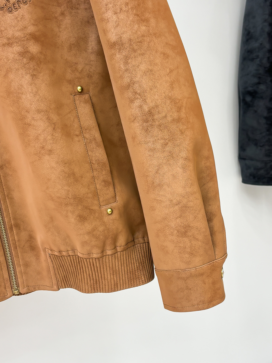 LV精品仿製焦糖色麂皮立領外套 經典飛行夾克設計｜歐美奢侈品精品推薦