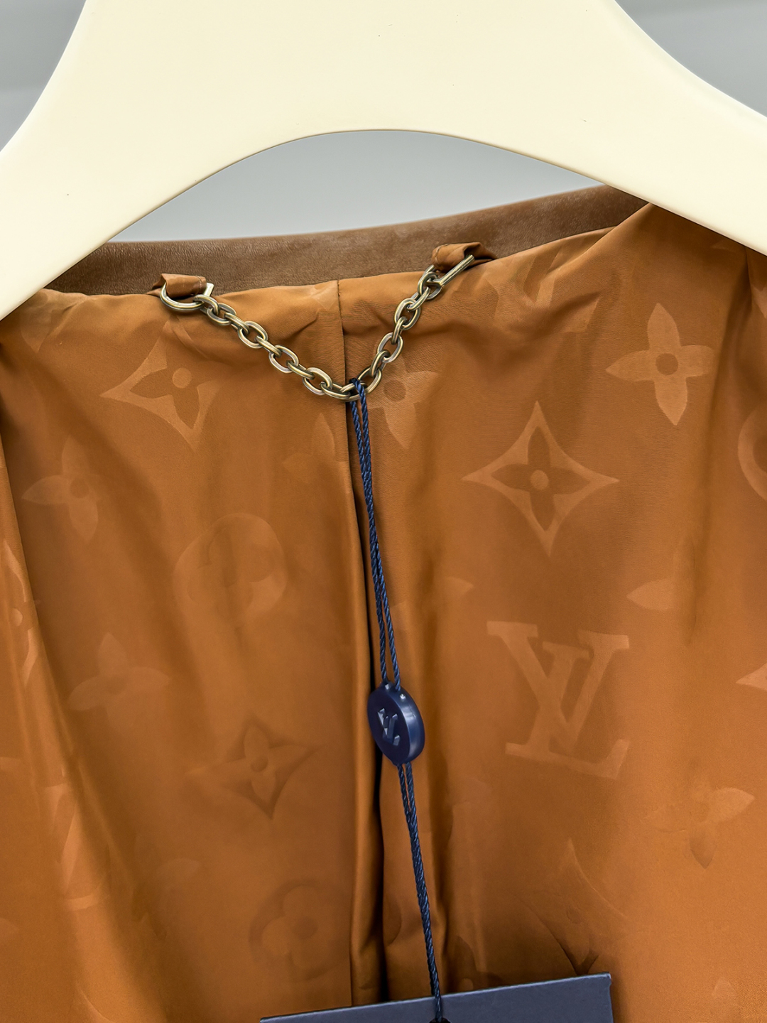 LV精品仿製焦糖色麂皮立領外套 經典飛行夾克設計｜歐美奢侈品精品推薦