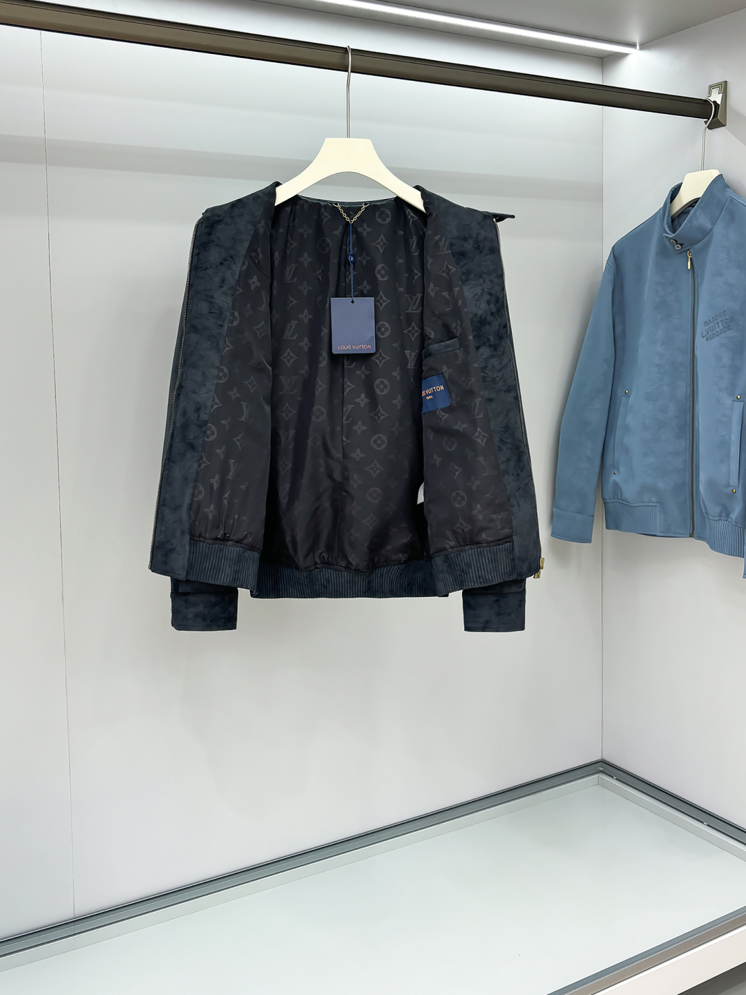 LV高仿深灰麂皮立領外套 經典飛行夾克時尚版|超A仿原單精品圖片 13 LV高仿深灰麂皮立領外套 經典飛行夾克時尚版|歐美奢侈品精品推薦