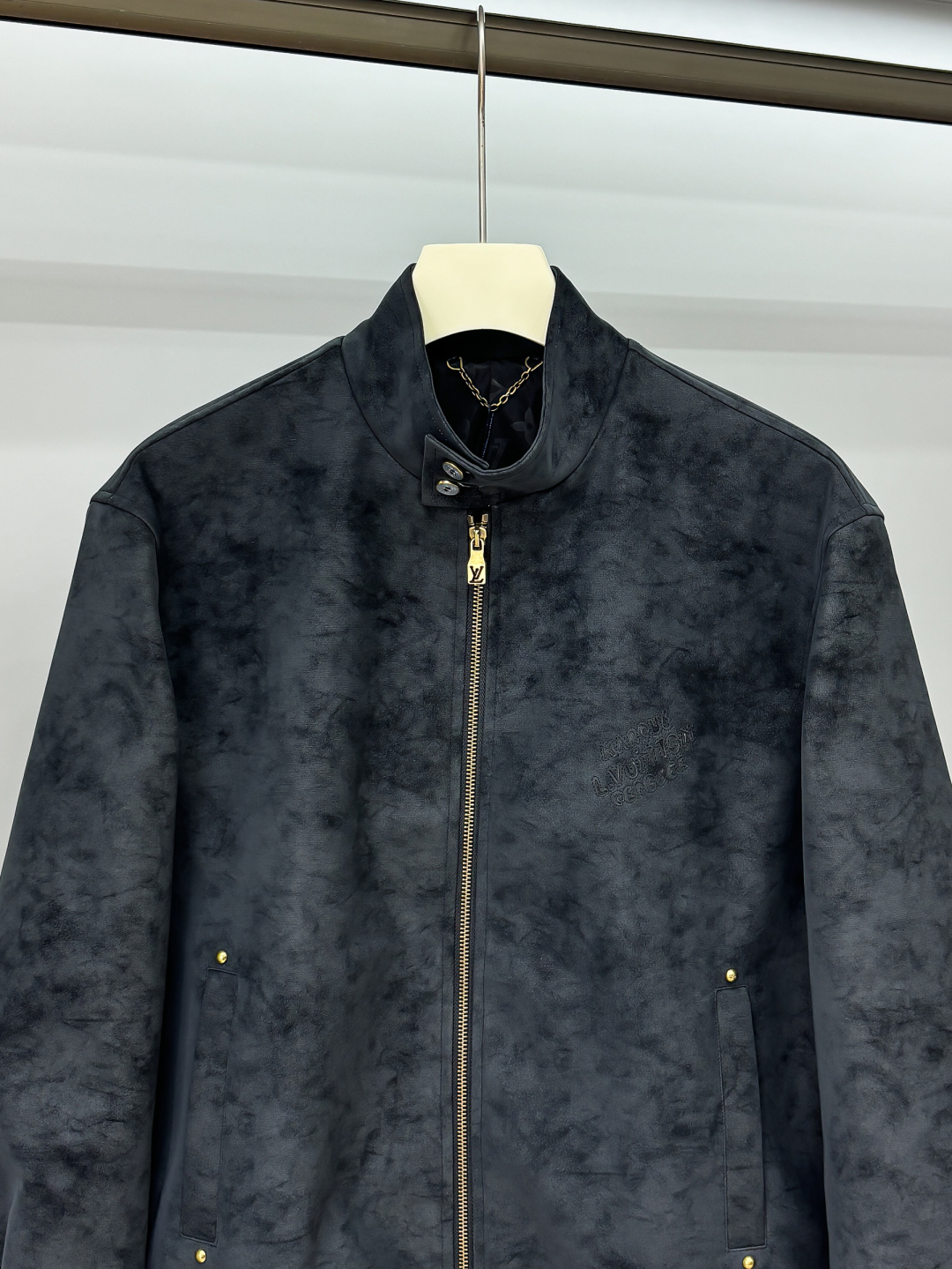 LV高仿深灰麂皮立領外套 經典飛行夾克時尚版｜歐美奢侈品精品推薦