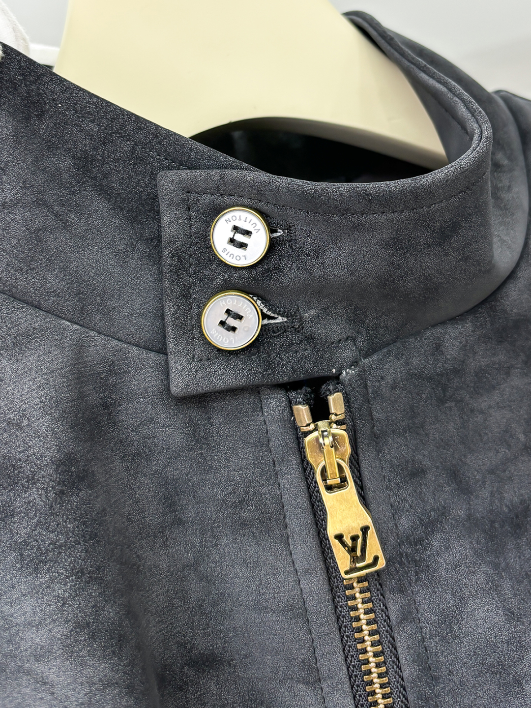 LV高仿深灰麂皮立領外套 經典飛行夾克時尚版｜歐美奢侈品精品推薦