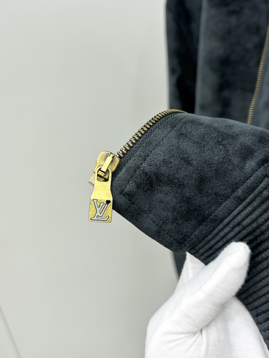 LV高仿深灰麂皮立領外套 經典飛行夾克時尚版｜歐美奢侈品精品推薦