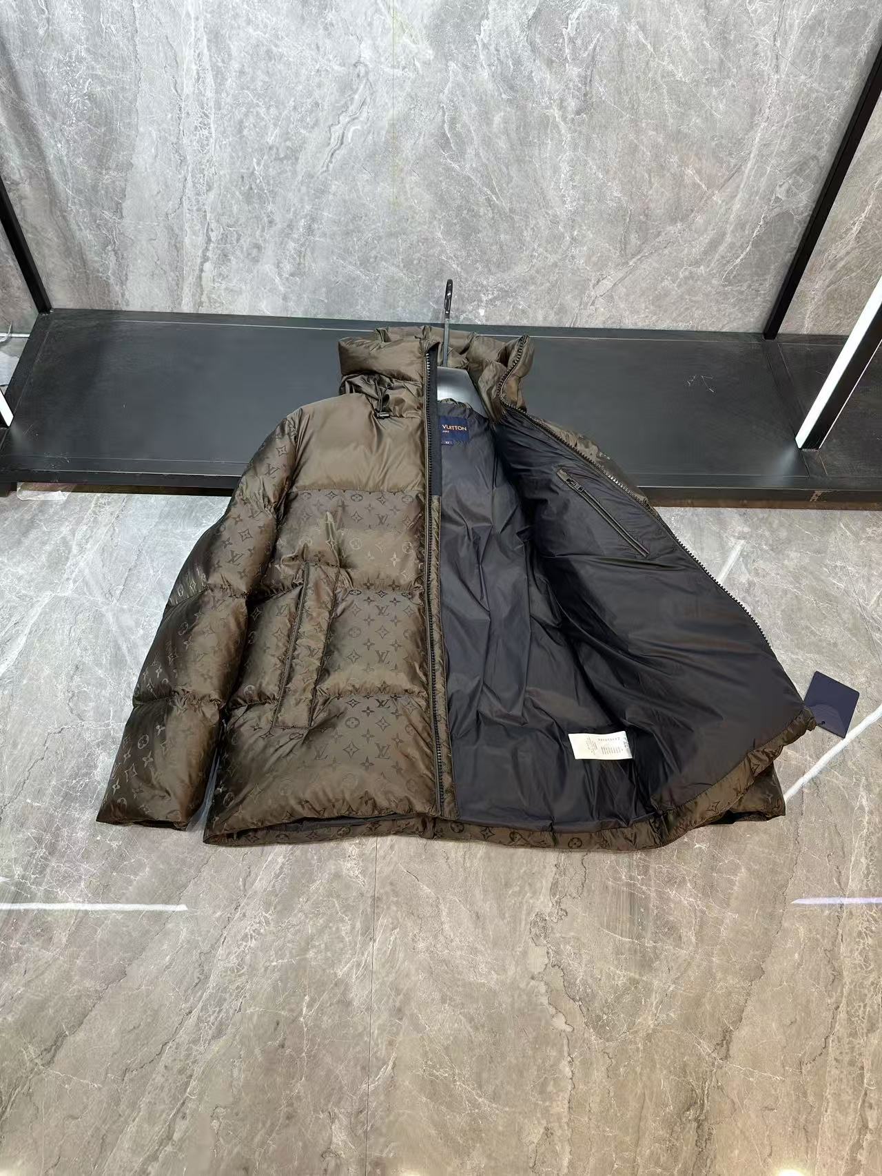 LV一比一灰褐色Monogram羽絨外套 經典立領保暖款