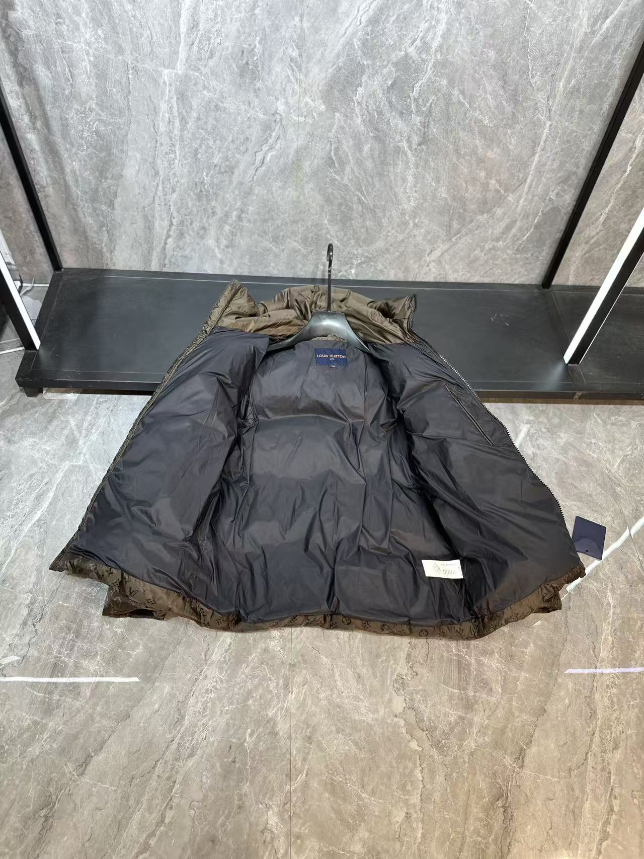 LV一比一灰褐色Monogram羽絨外套 經典立領保暖款