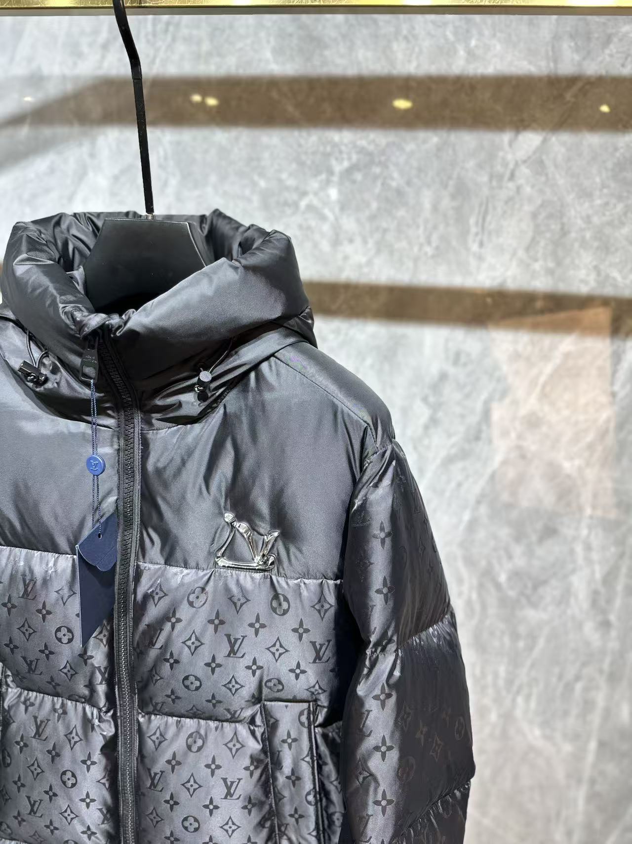 LV原單黑色Monogram羽絨外套 男士冬季保暖立領連帽款|超A仿原單精品圖片 13 LV原單黑色Monogram羽絨外套 男士冬季保暖立領連帽款|歐美奢侈品精品推薦