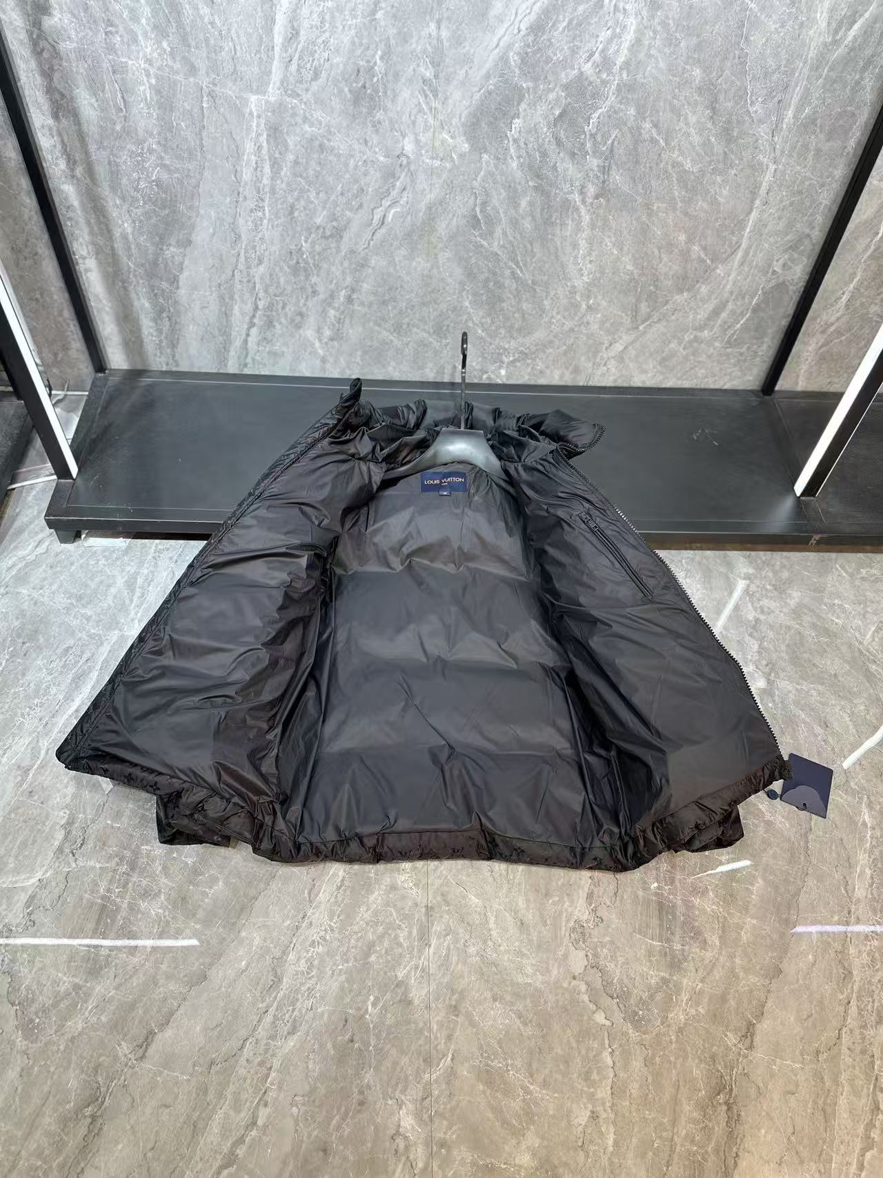 LV原單黑色Monogram羽絨外套 男士冬季保暖立領連帽款｜歐美奢侈品精品推薦