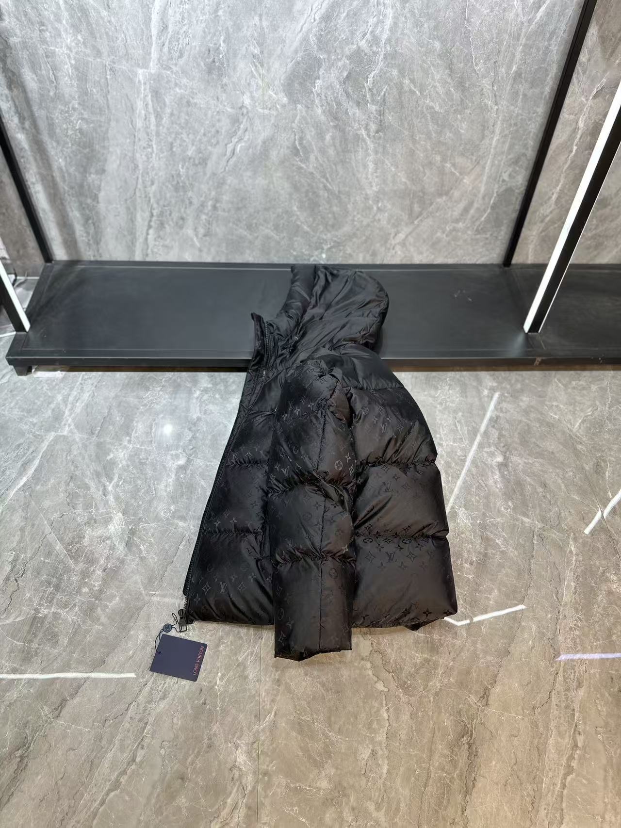 LV原單黑色Monogram羽絨外套 男士冬季保暖立領連帽款｜歐美奢侈品精品推薦