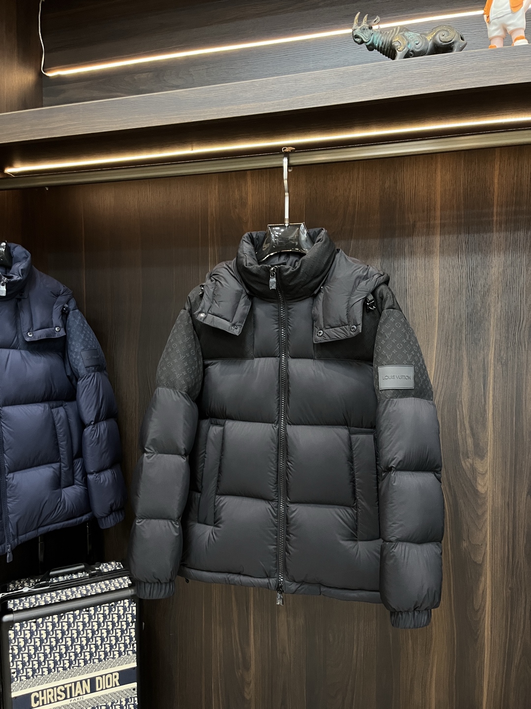 LV精品仿製黑色拼接羽絨外套 男士冬季立領連帽款｜歐美奢侈品精品推薦