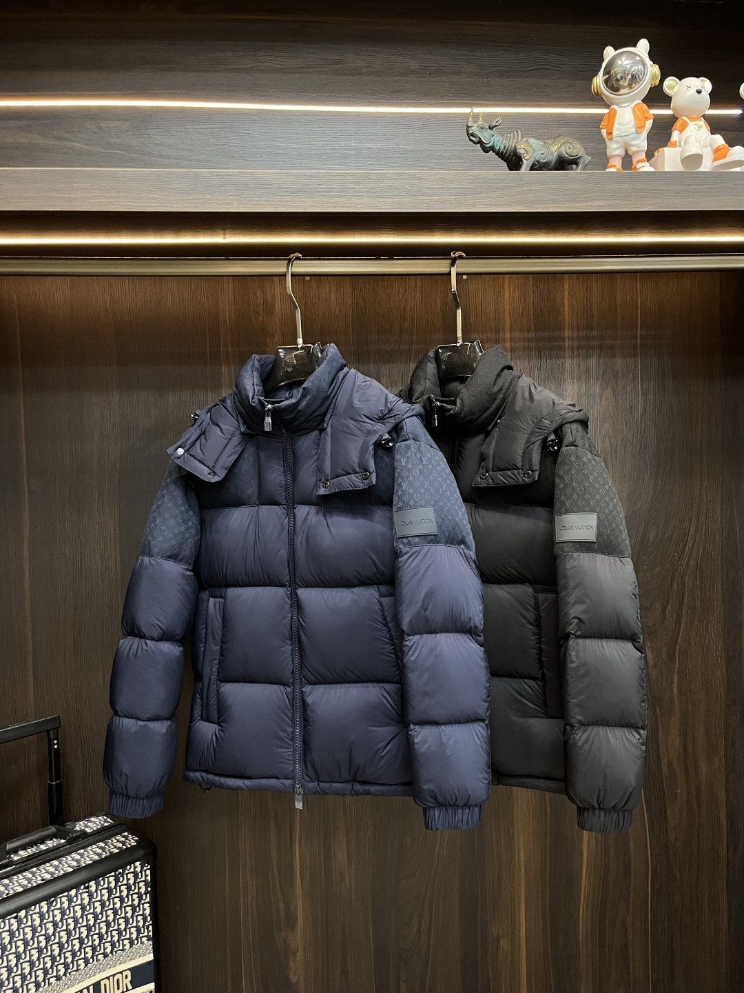 LV精品仿製黑色拼接羽絨外套 男士冬季立領連帽款｜歐美奢侈品精品推薦