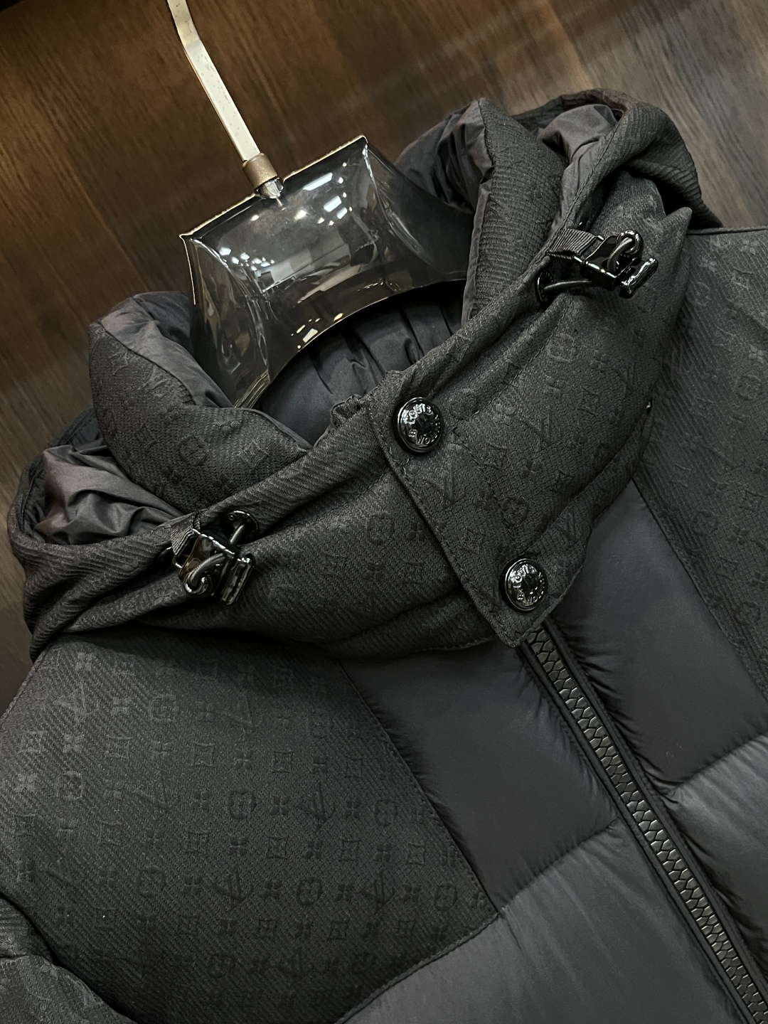 LV精品仿製黑色拼接羽絨外套 男士冬季立領連帽款｜歐美奢侈品精品推薦