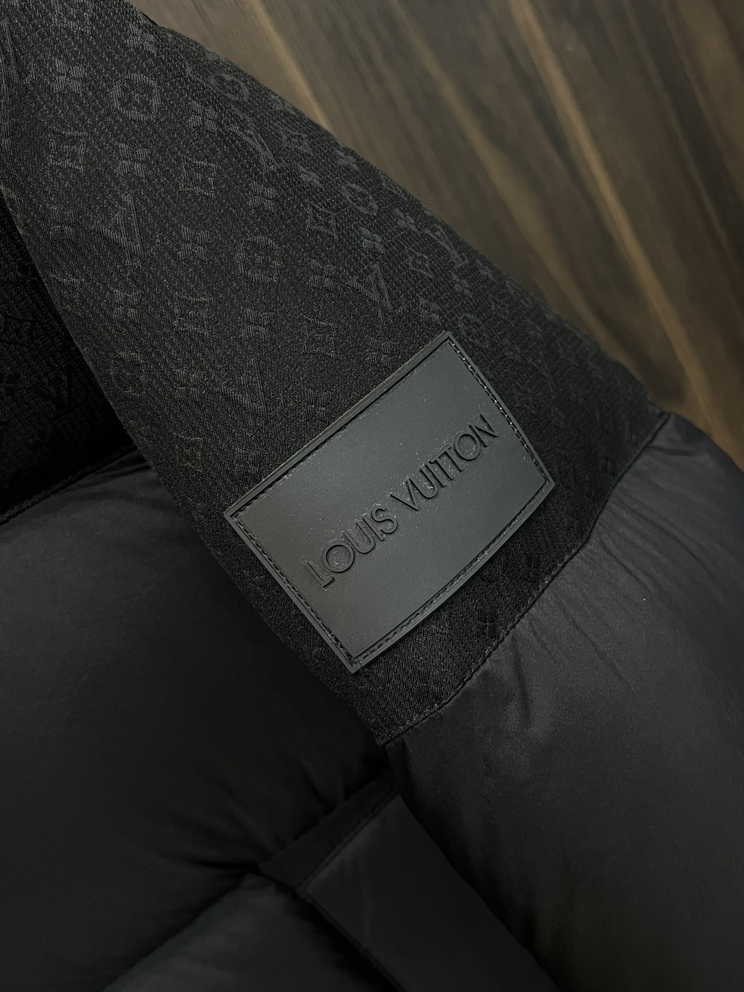 LV精品仿製黑色拼接羽絨外套 男士冬季立領連帽款｜歐美奢侈品精品推薦