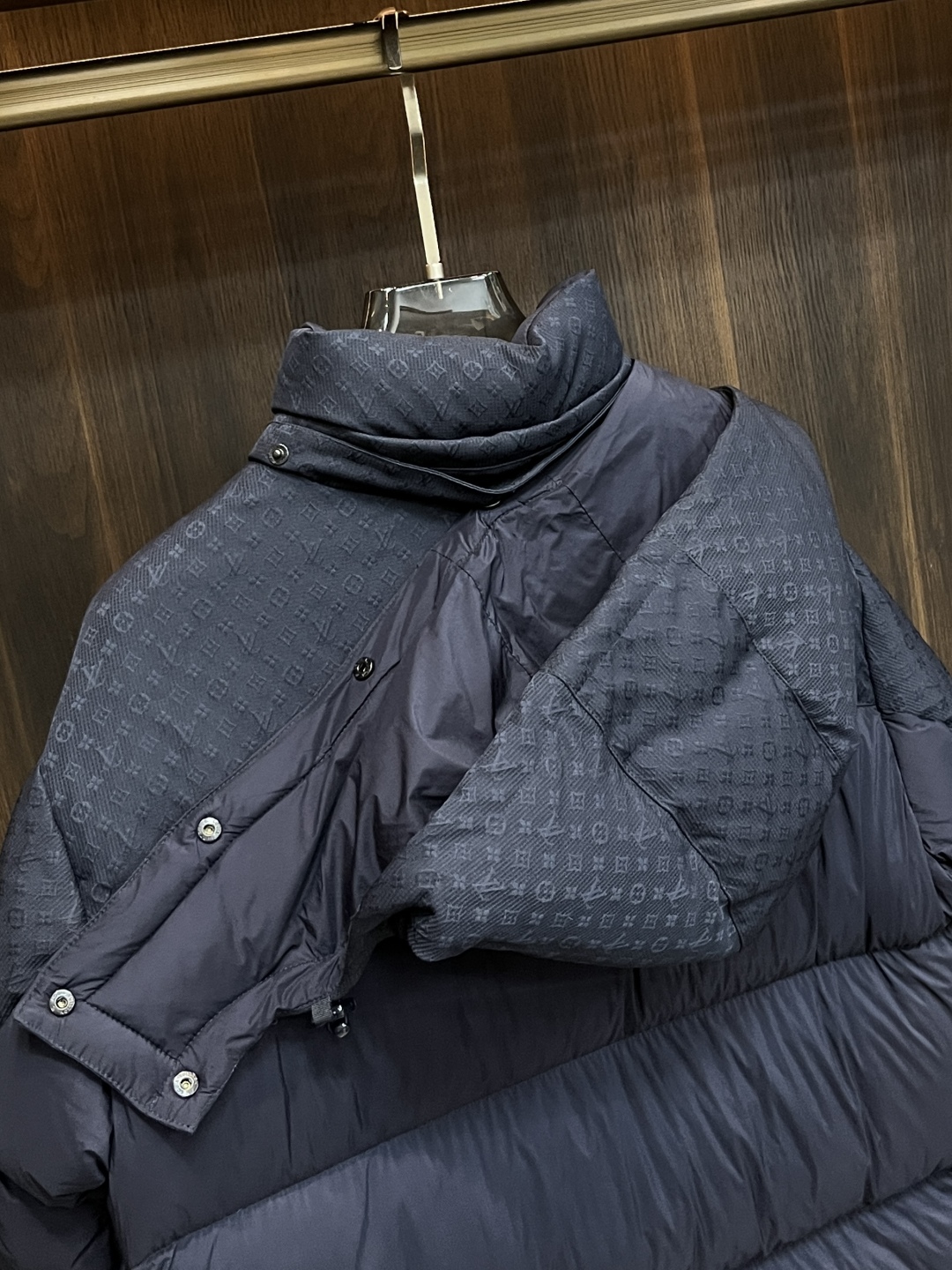 LV一比一深藍Monogram拼接羽絨外套 男士冬季立領連帽款｜歐美奢侈品精品推薦