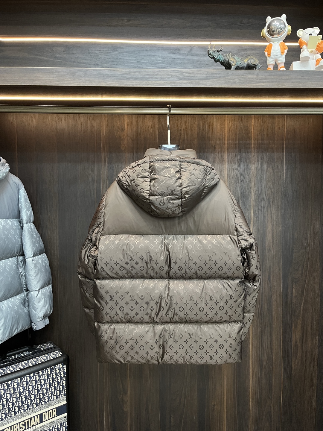 LV高仿棕色Monogram羽絨外套 男士冬季連帽保暖夾克｜歐美奢侈品精品推薦