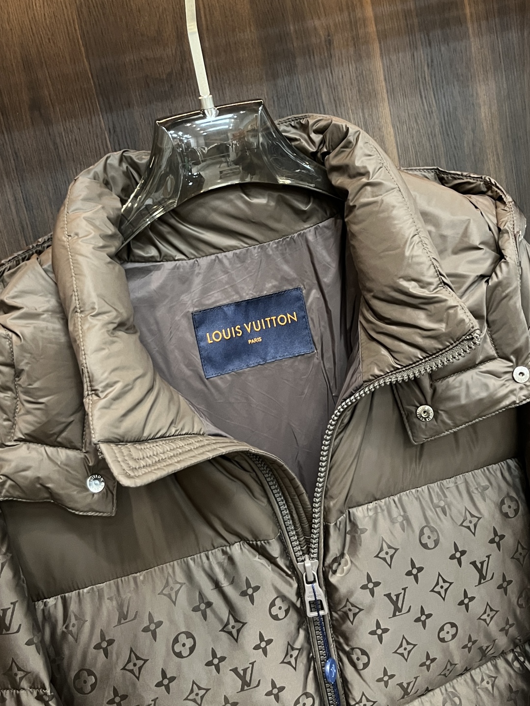 LV高仿棕色Monogram羽絨外套 男士冬季連帽保暖夾克｜歐美奢侈品精品推薦