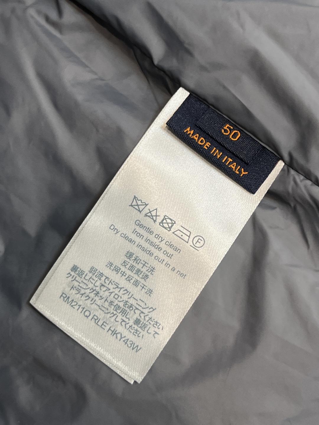 LV精品仿製銀灰Monogram羽絨外套 男士立領連帽冬季款|超A仿原單精品圖片 14 LV精品仿製銀灰Monogram羽絨外套 男士立領連帽冬季款|歐美奢侈品精品推薦