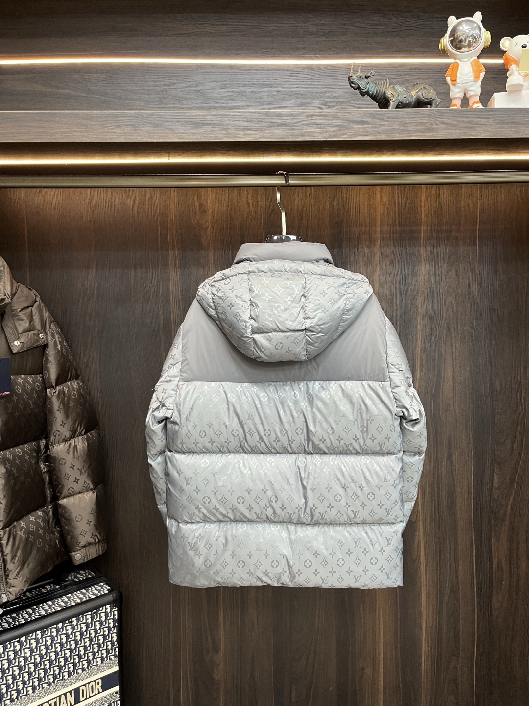 LV精品仿製銀灰Monogram羽絨外套 男士立領連帽冬季款｜歐美奢侈品精品推薦