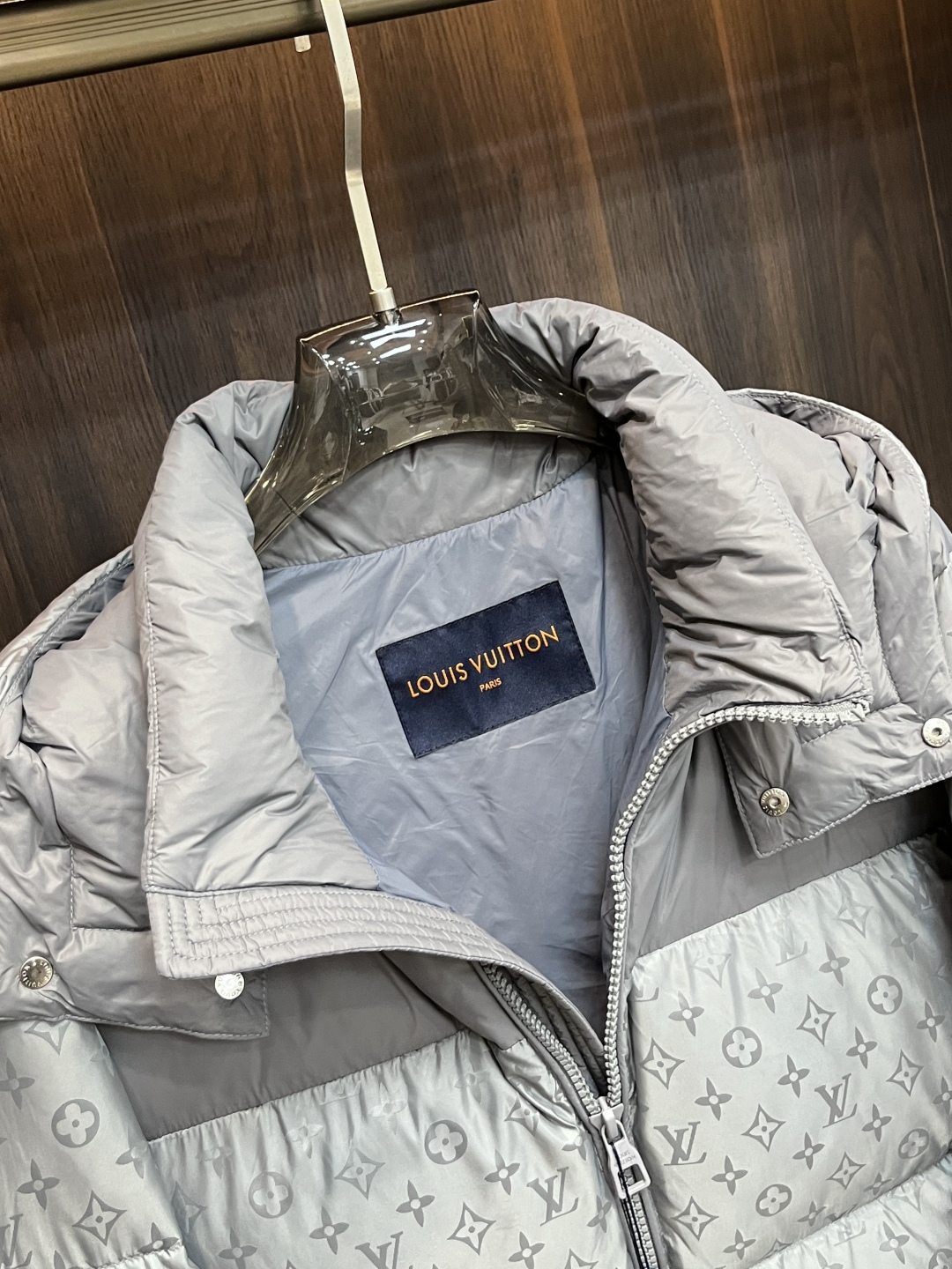 LV精品仿製銀灰Monogram羽絨外套 男士立領連帽冬季款｜歐美奢侈品精品推薦