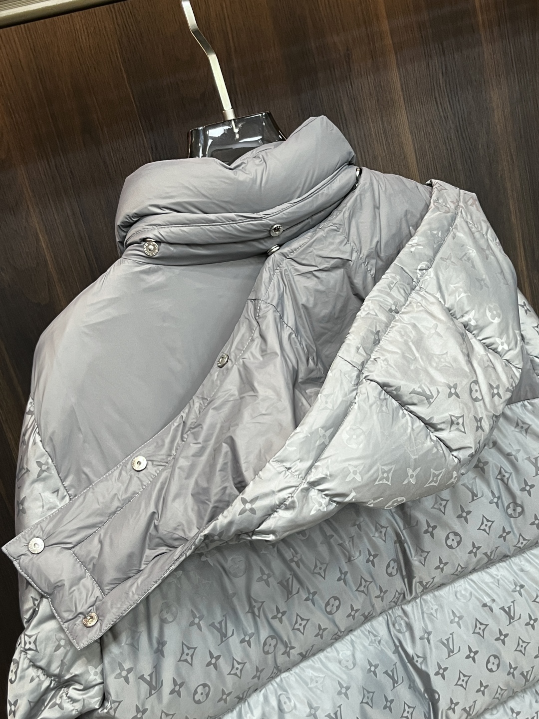 LV精品仿製銀灰Monogram羽絨外套 男士立領連帽冬季款｜歐美奢侈品精品推薦