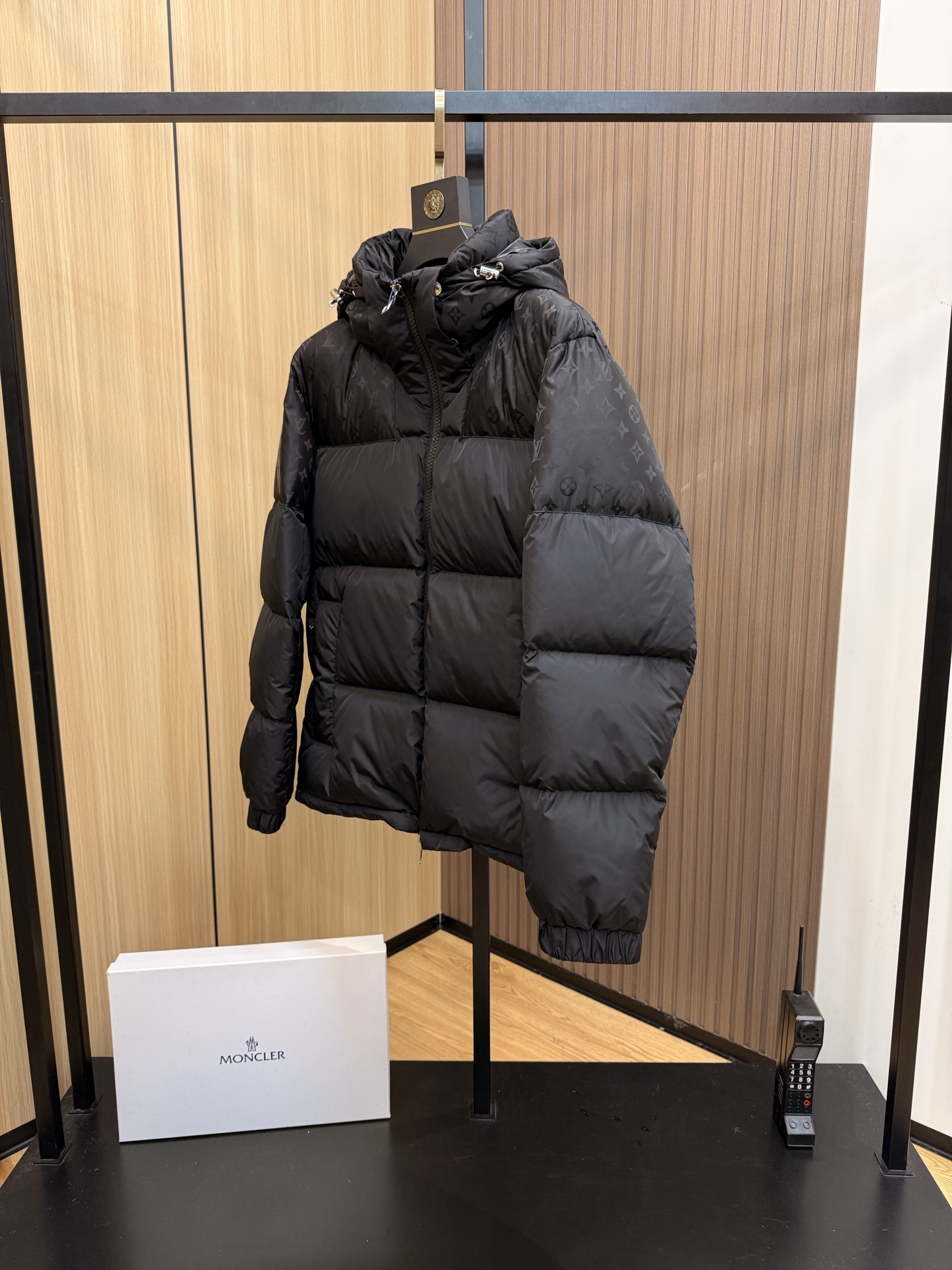 LV原廠工藝黑色Monogram羽絨外套 男士冬季立領連帽夾克|超A仿原單精品圖片 12 LV原廠工藝黑色Monogram羽絨外套 男士冬季立領連帽夾克|歐美奢侈品精品推薦