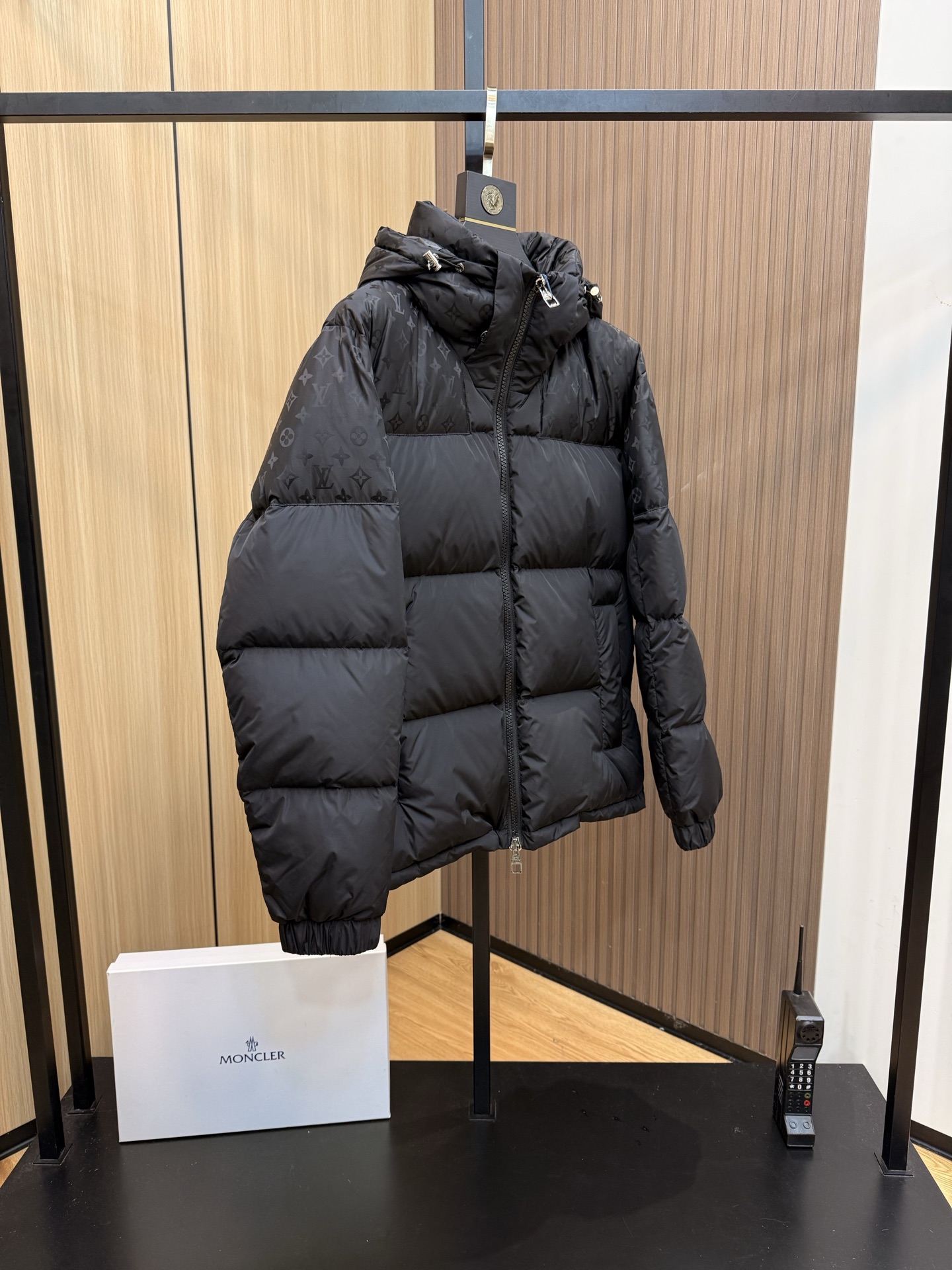 LV原廠工藝黑色Monogram羽絨外套 男士冬季立領連帽夾克｜歐美奢侈品精品推薦