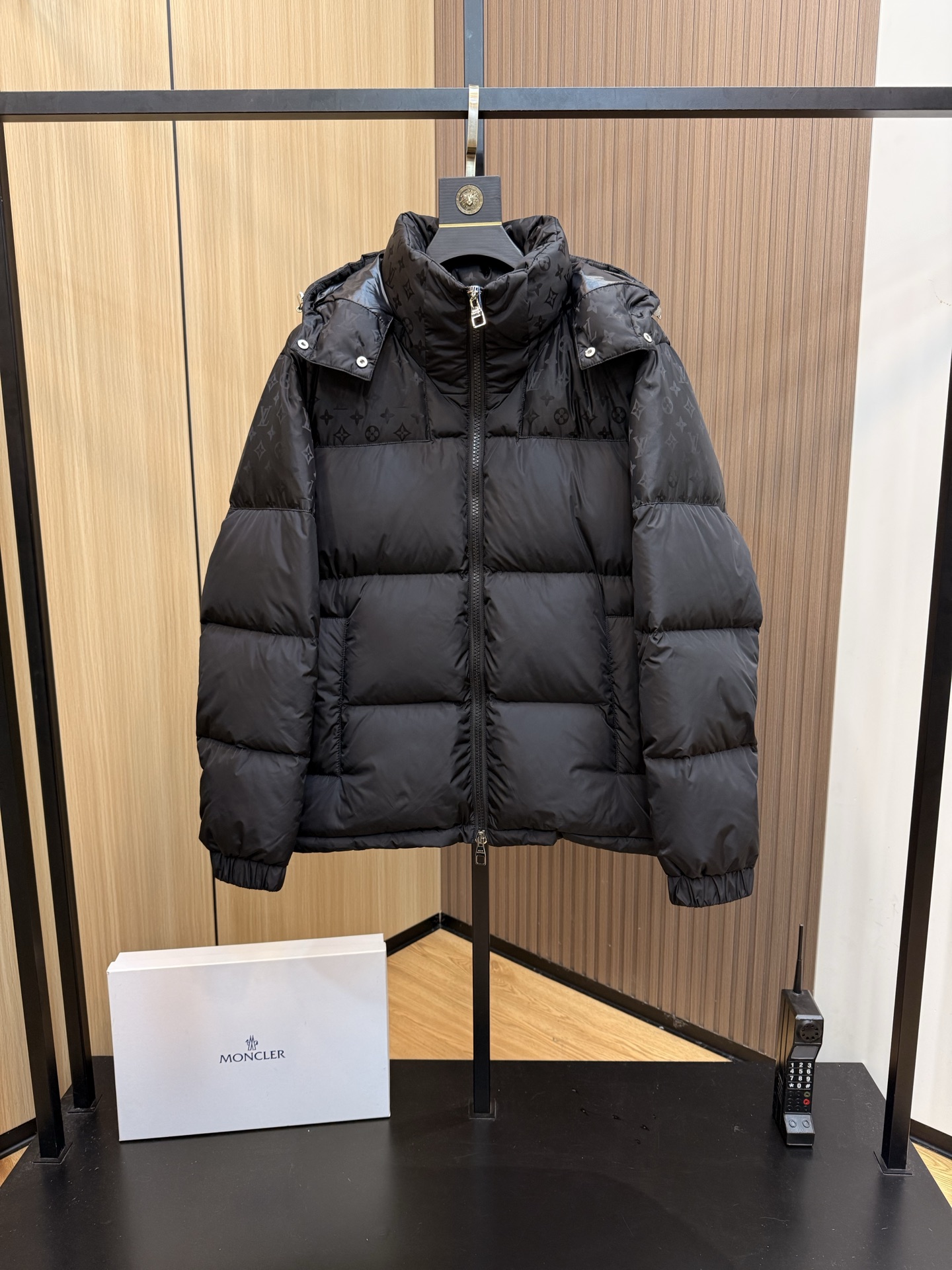 LV原廠工藝黑色Monogram羽絨外套 男士冬季立領連帽夾克｜歐美奢侈品精品推薦