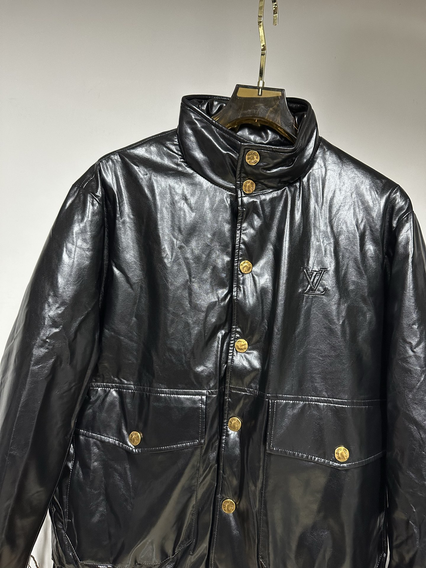 LV高端複刻亮面皮質外套 男士冬季立領金扣短版夾克｜歐美奢侈品精品推薦