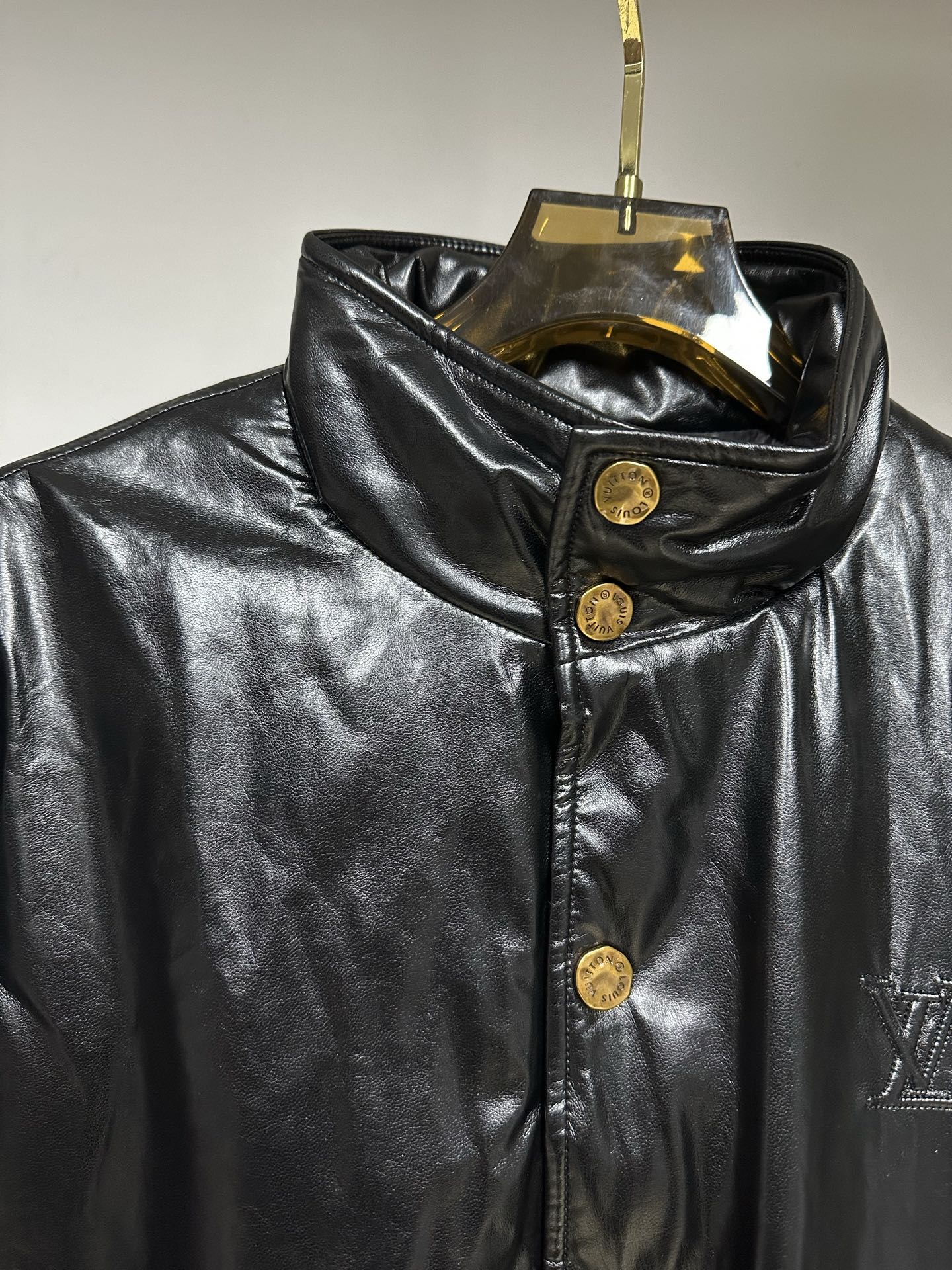 LV高端複刻亮面皮質外套 男士冬季立領金扣短版夾克｜歐美奢侈品精品推薦