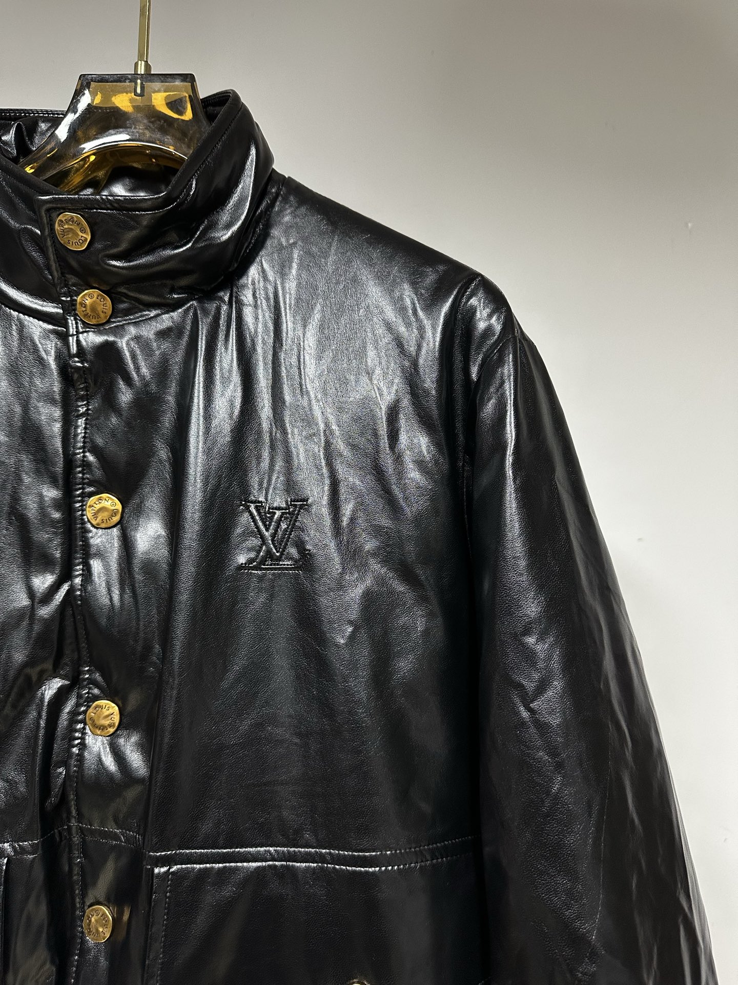 LV高端複刻亮面皮質外套 男士冬季立領金扣短版夾克｜歐美奢侈品精品推薦