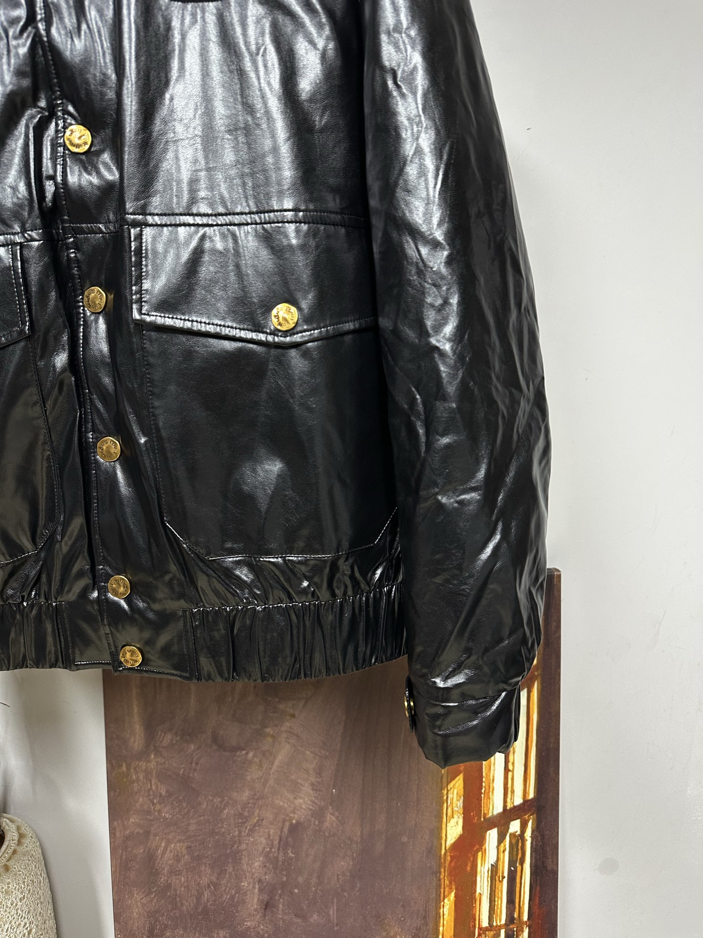 LV高端複刻亮面皮質外套 男士冬季立領金扣短版夾克｜歐美奢侈品精品推薦