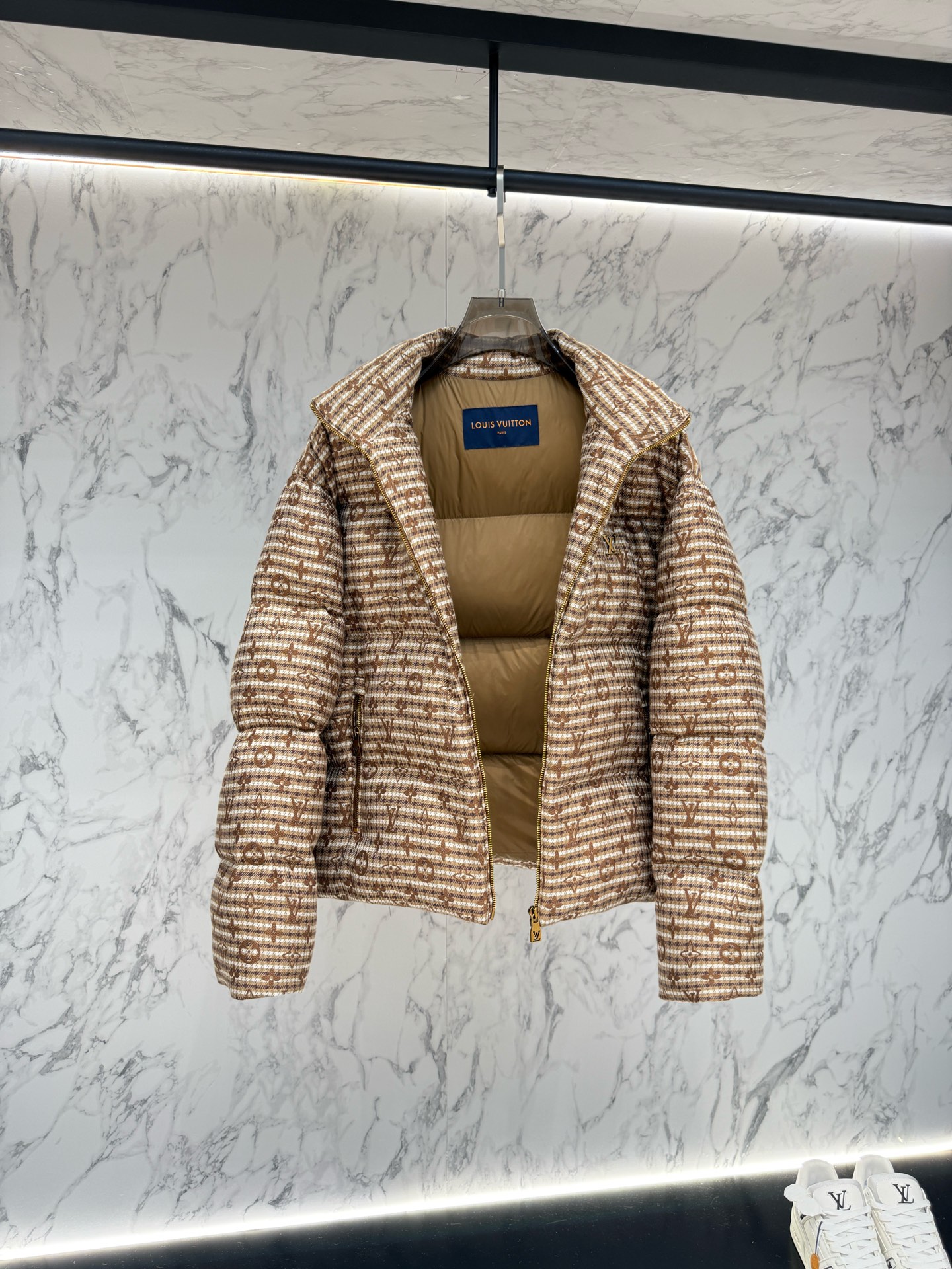 LV精品仿製毛呢羽絨外套 米棕格紋立領保暖短版夾克|超A仿原單精品圖片 14 LV精品仿製毛呢羽絨外套 米棕格紋立領保暖短版夾克|歐美奢侈品精品推薦