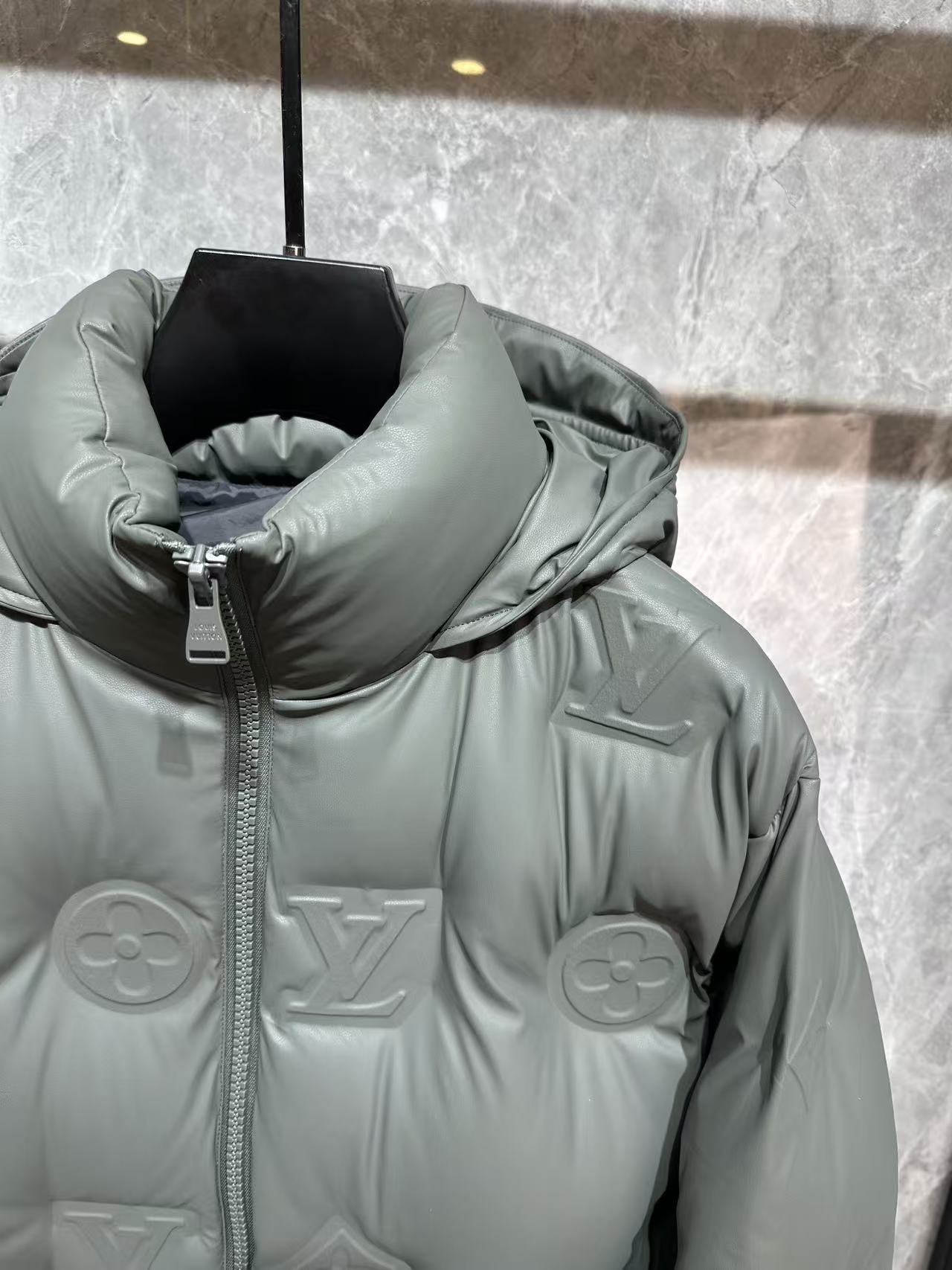 LV原單立體壓花羽絨外套 灰綠色連帽防風保暖夾克|超A仿原單精品圖片 12 LV原單立體壓花羽絨外套 灰綠色連帽防風保暖夾克|歐美奢侈品精品推薦