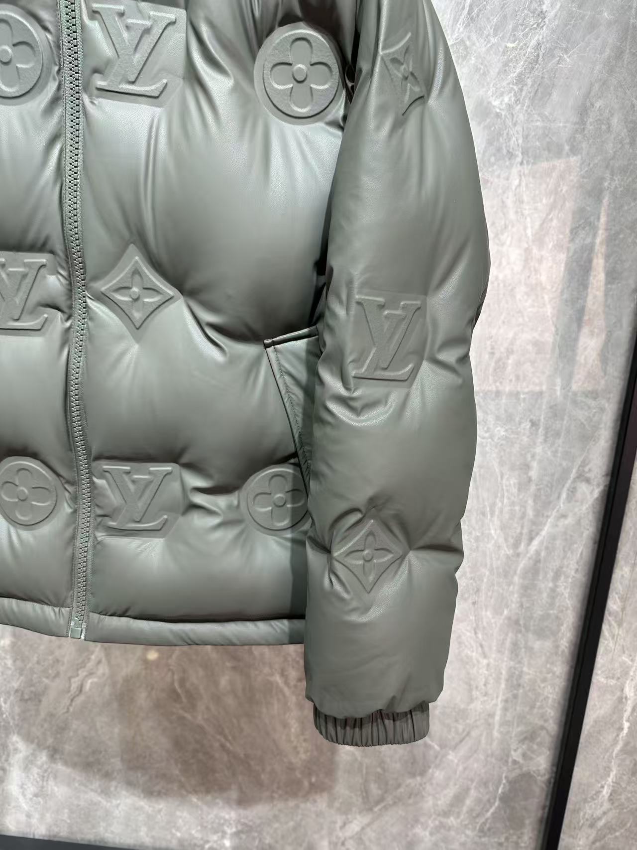 LV原單立體壓花羽絨外套 灰綠色連帽防風保暖夾克｜歐美奢侈品精品推薦
