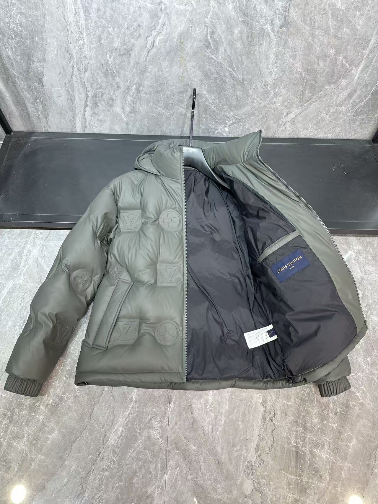 LV原單立體壓花羽絨外套 灰綠色連帽防風保暖夾克｜歐美奢侈品精品推薦
