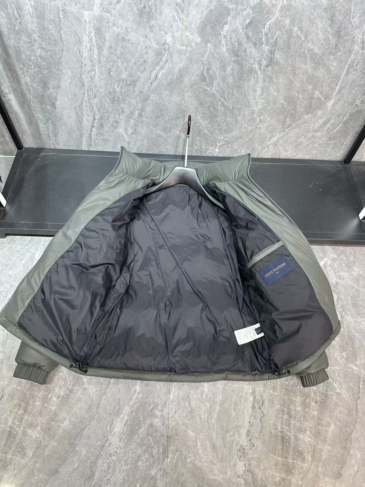 LV原單立體壓花羽絨外套 灰綠色連帽防風保暖夾克｜歐美奢侈品精品推薦