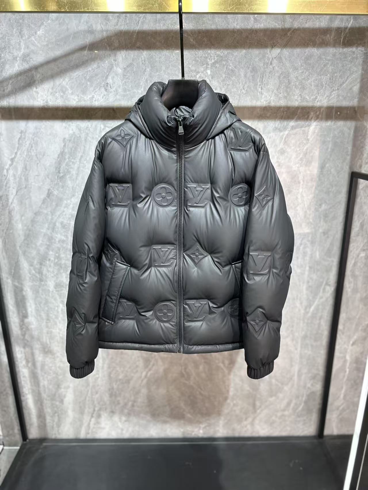 LV頂級複刻立體壓紋羽絨外套 全黑霧面質感防風保暖夾克