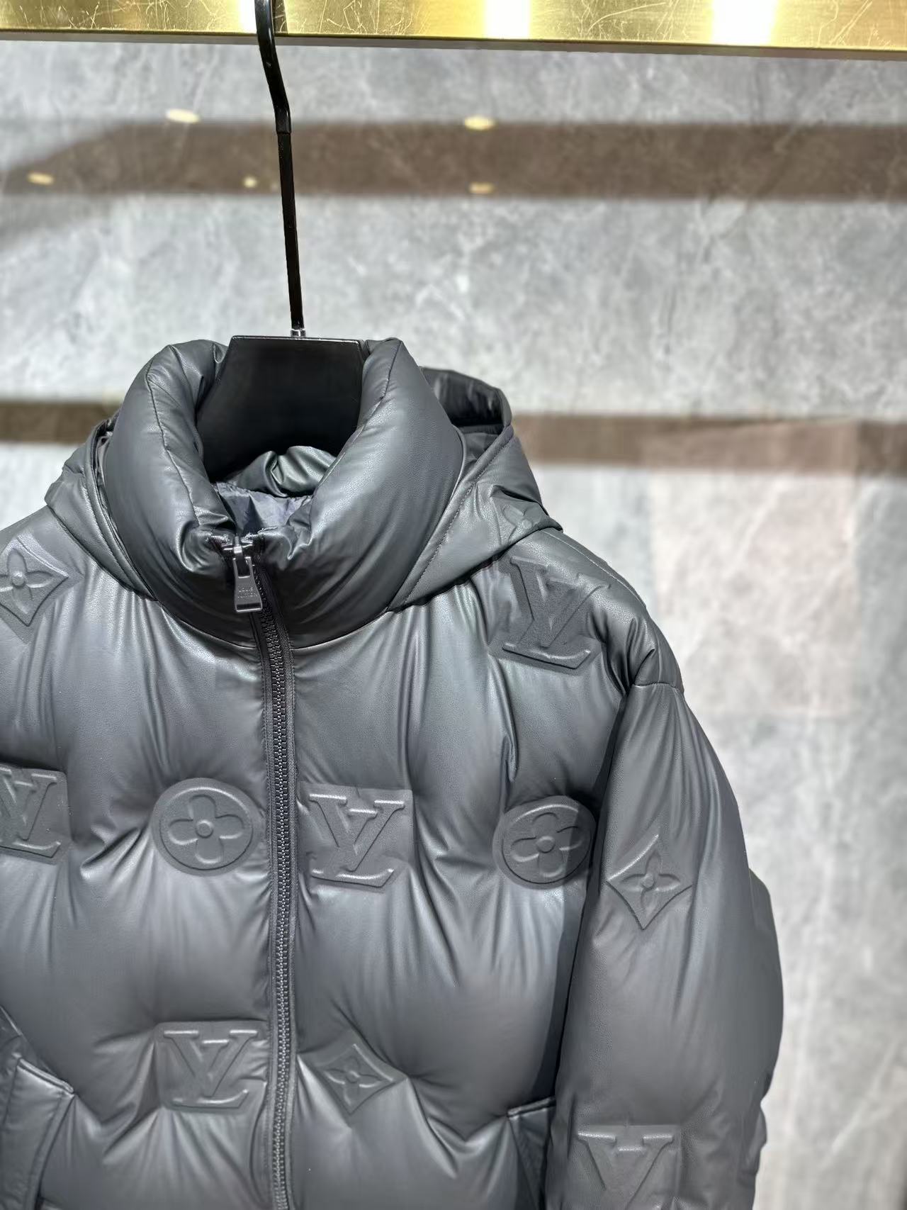 LV頂級複刻立體壓紋羽絨外套 全黑霧面質感防風保暖夾克|超A仿原單精品圖片 12 LV頂級複刻立體壓紋羽絨外套 全黑霧面質感防風保暖夾克|歐美奢侈品精品推薦