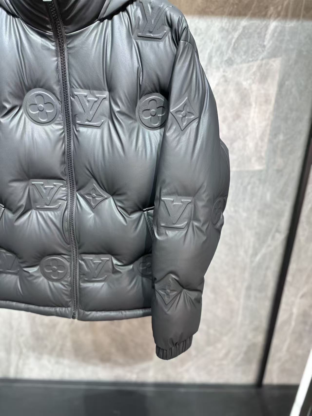 LV頂級複刻立體壓紋羽絨外套 全黑霧面質感防風保暖夾克｜歐美奢侈品精品推薦