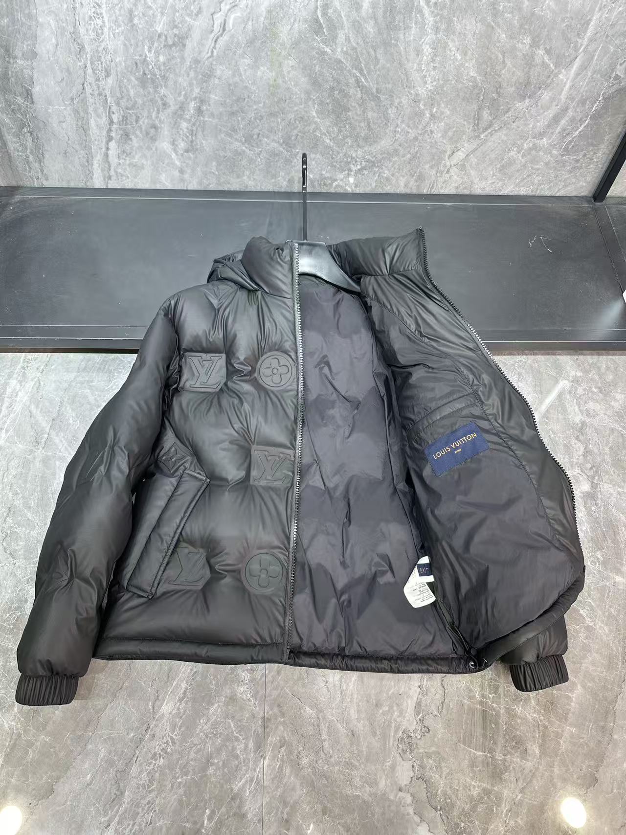 LV頂級複刻立體壓紋羽絨外套 全黑霧面質感防風保暖夾克｜歐美奢侈品精品推薦