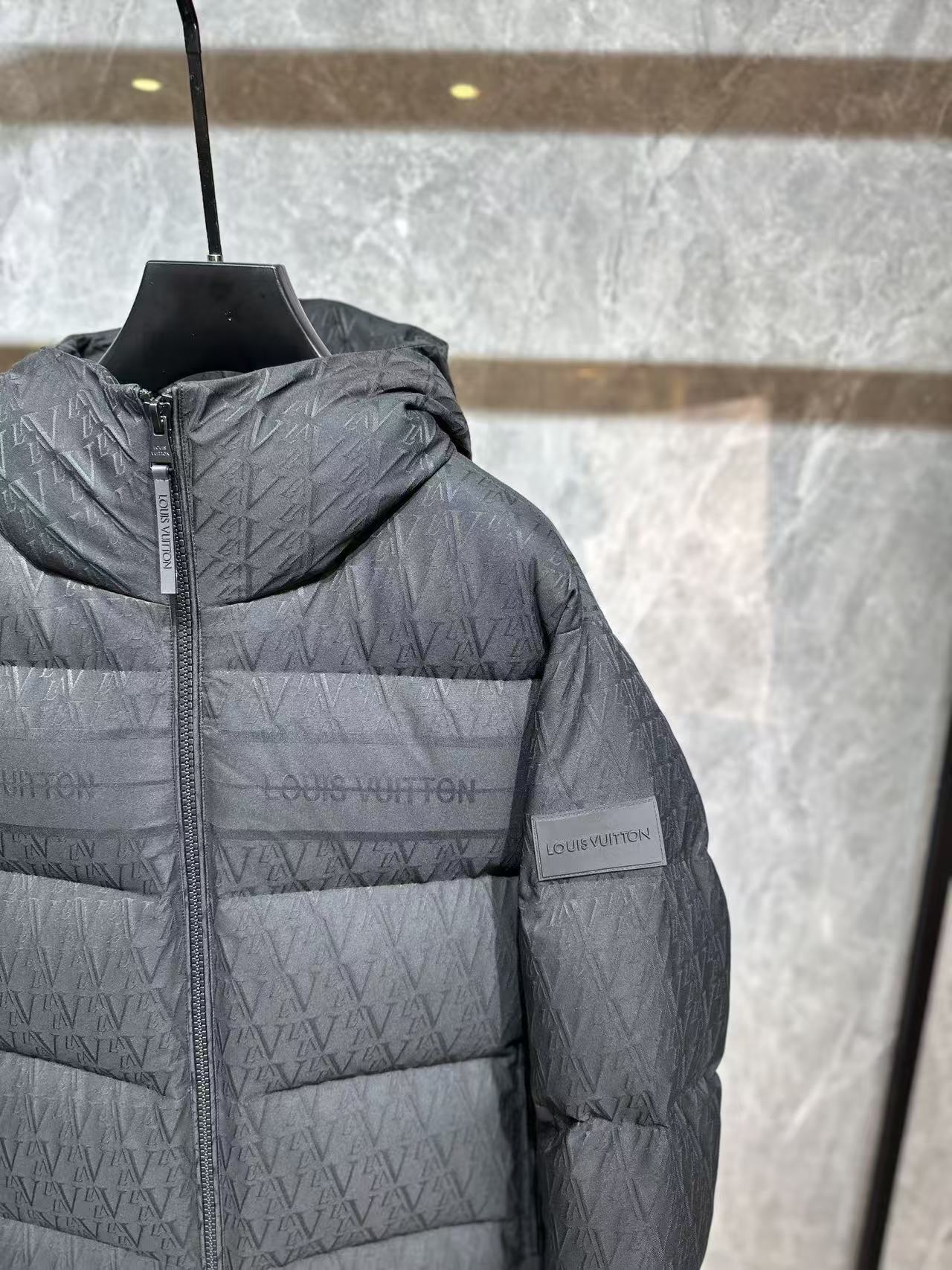 LV高仿立體壓紋羽絨外套 黑色連帽防風保暖夾克｜歐美奢侈品精品推薦