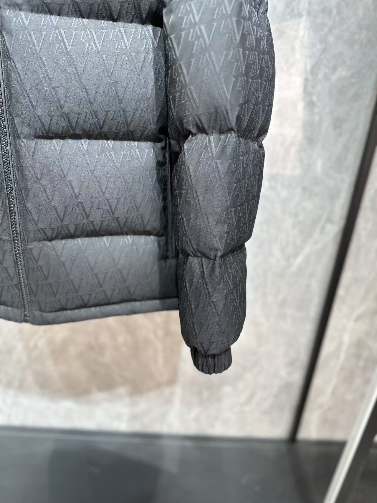 LV高仿立體壓紋羽絨外套 黑色連帽防風保暖夾克｜歐美奢侈品精品推薦