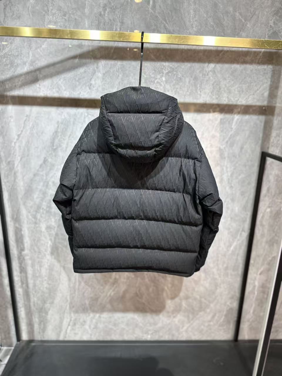 LV高仿立體壓紋羽絨外套 黑色連帽防風保暖夾克｜歐美奢侈品精品推薦