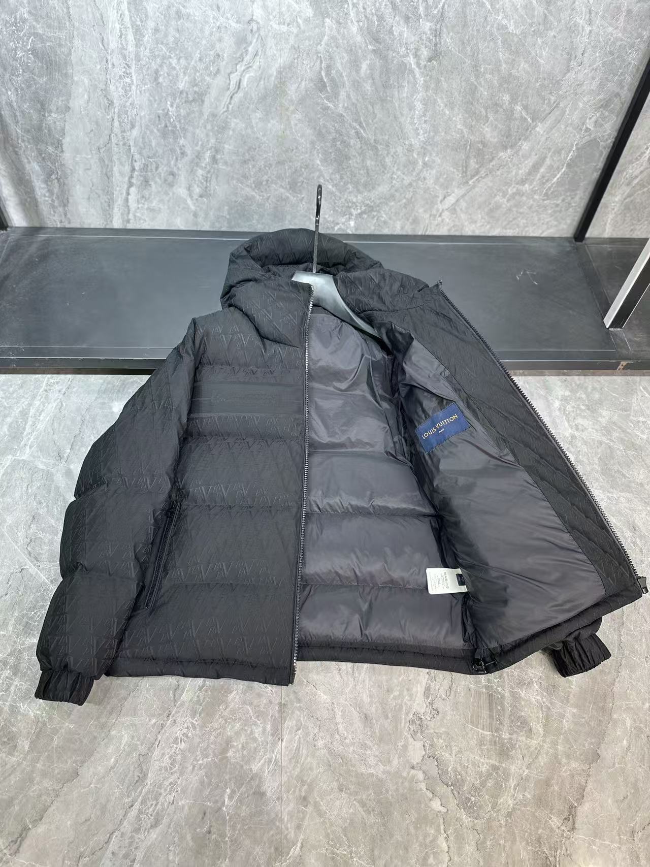 LV高仿立體壓紋羽絨外套 黑色連帽防風保暖夾克｜歐美奢侈品精品推薦