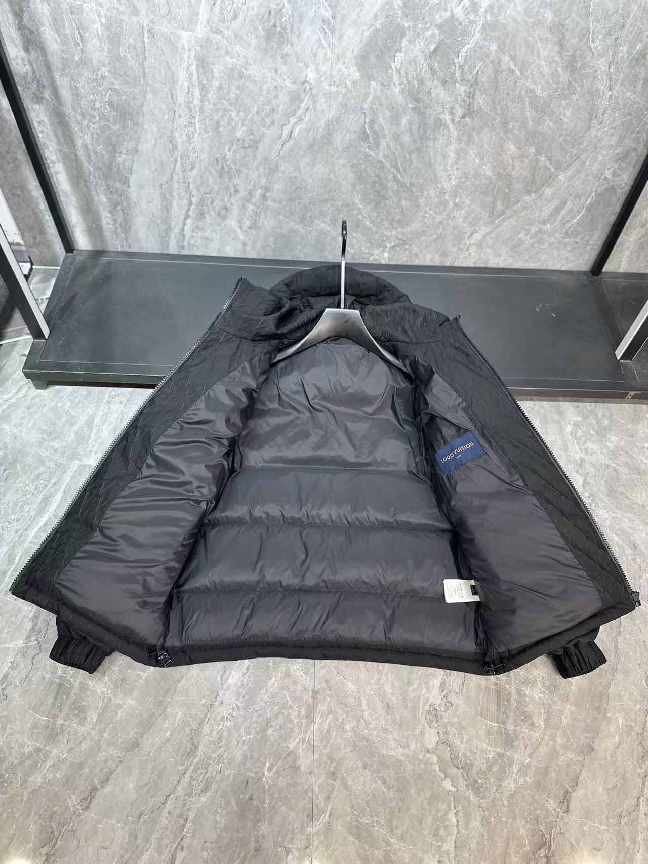 LV高仿立體壓紋羽絨外套 黑色連帽防風保暖夾克｜歐美奢侈品精品推薦