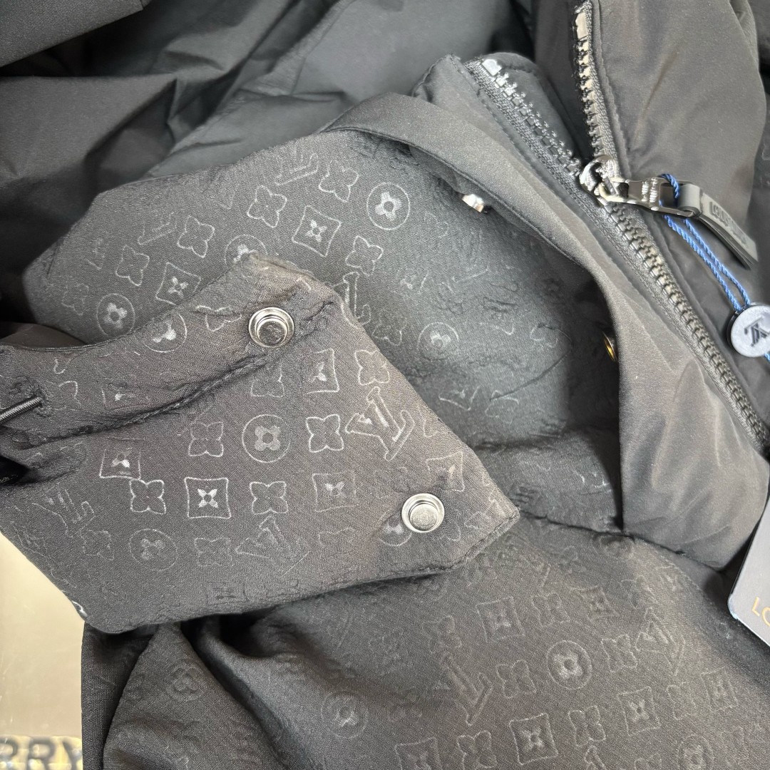 LV頂級原單羽絨外套 黑色立體織紋防風連帽款｜歐美奢侈品精品推薦