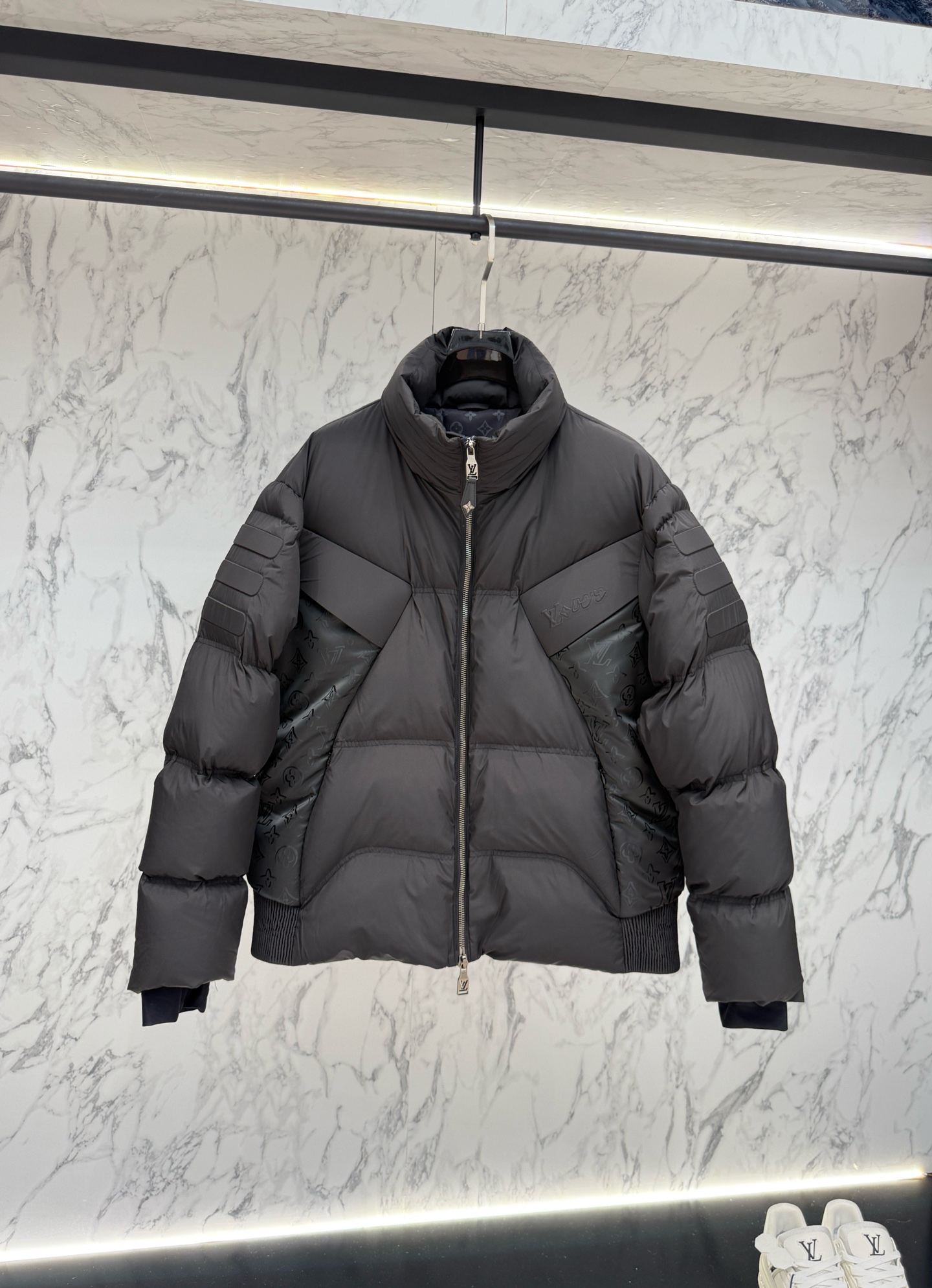 LV 高仿立體拼接羽絨外套 撞材剪裁設計 黑色冬季款