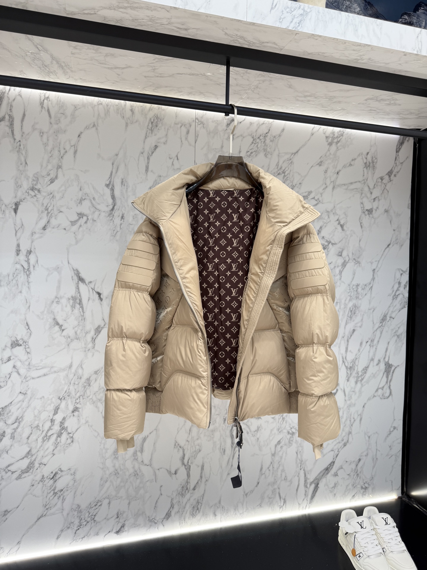 LV 一比一拼接羽絨外套 立體剪裁防風設計 米杏色｜歐美奢侈品精品推薦