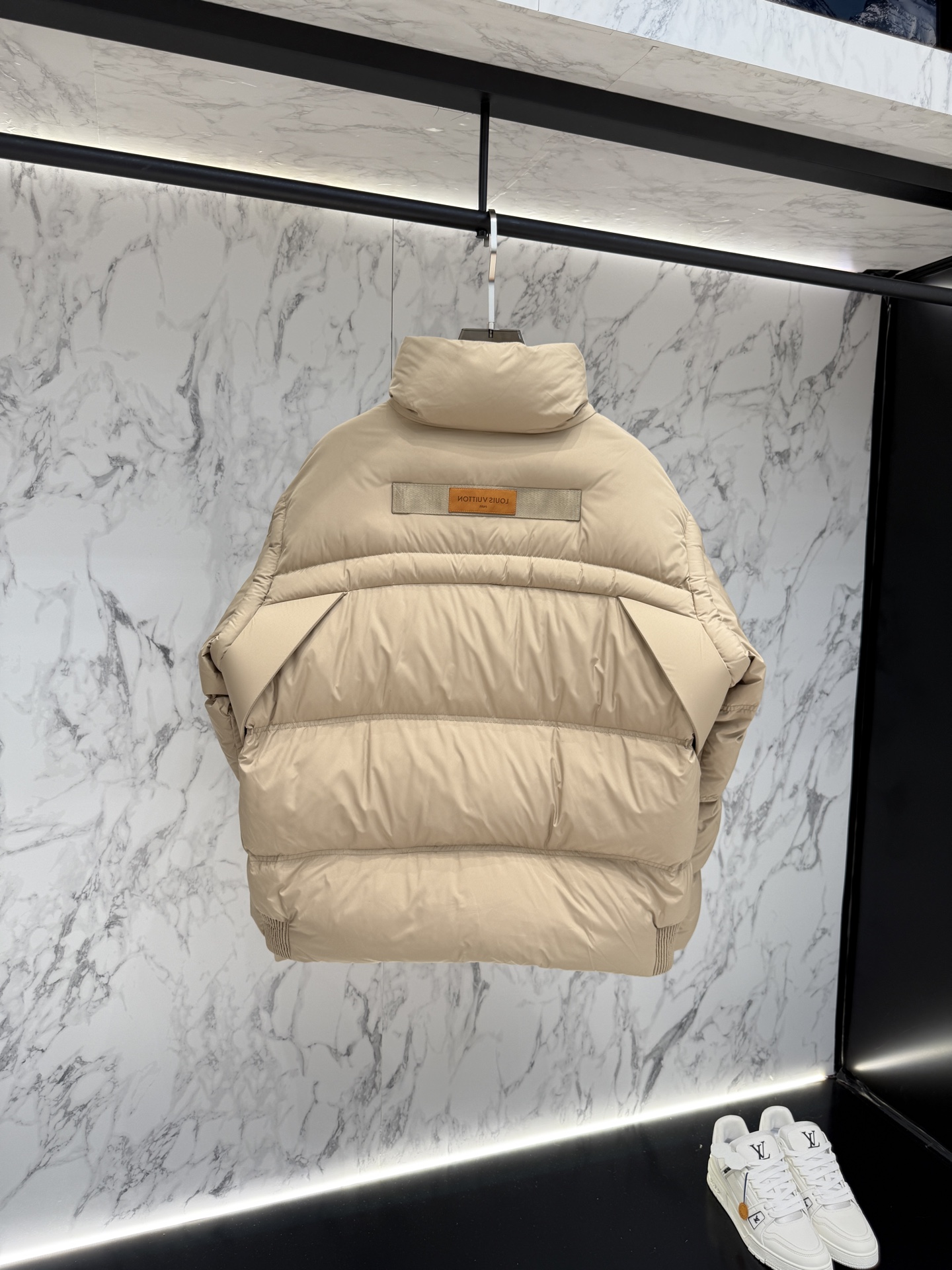 LV 一比一拼接羽絨外套 立體剪裁防風設計 米杏色｜歐美奢侈品精品推薦