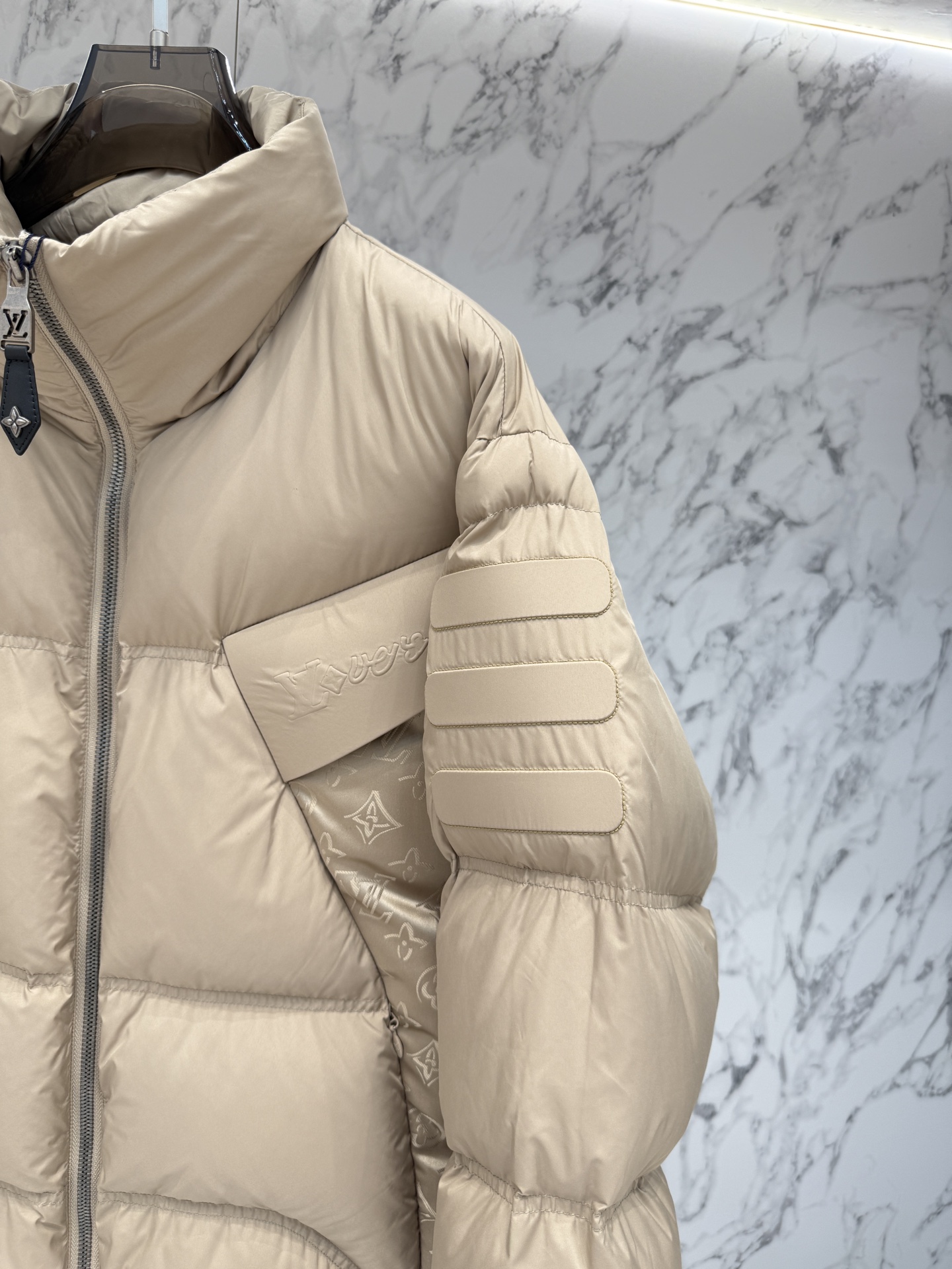 LV 一比一拼接羽絨外套 立體剪裁防風設計 米杏色｜歐美奢侈品精品推薦