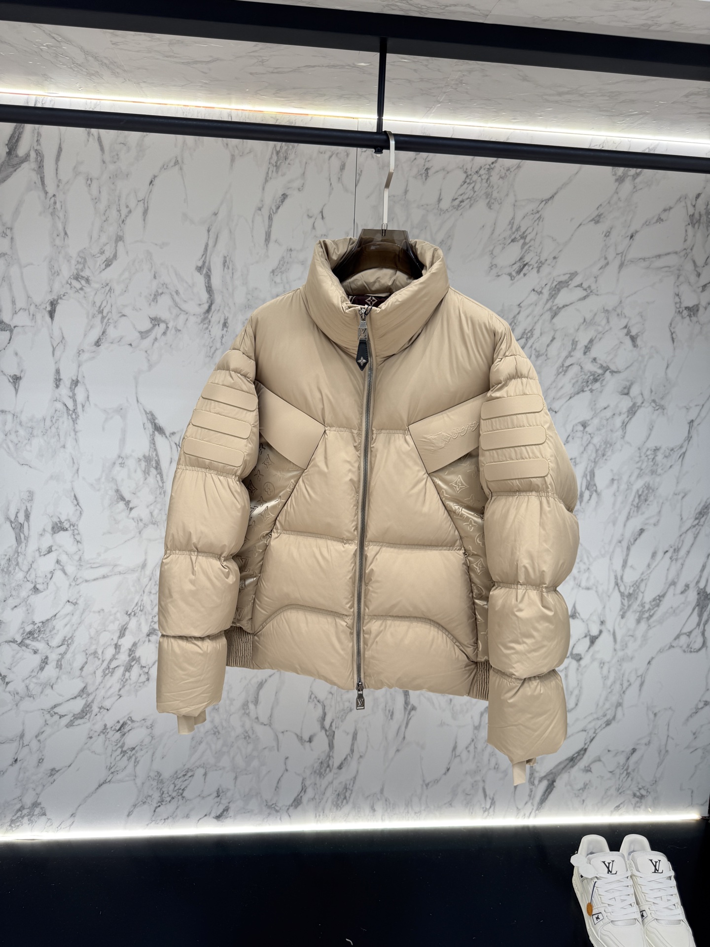 LV 一比一拼接羽絨外套 立體剪裁防風設計 米杏色｜歐美奢侈品精品推薦