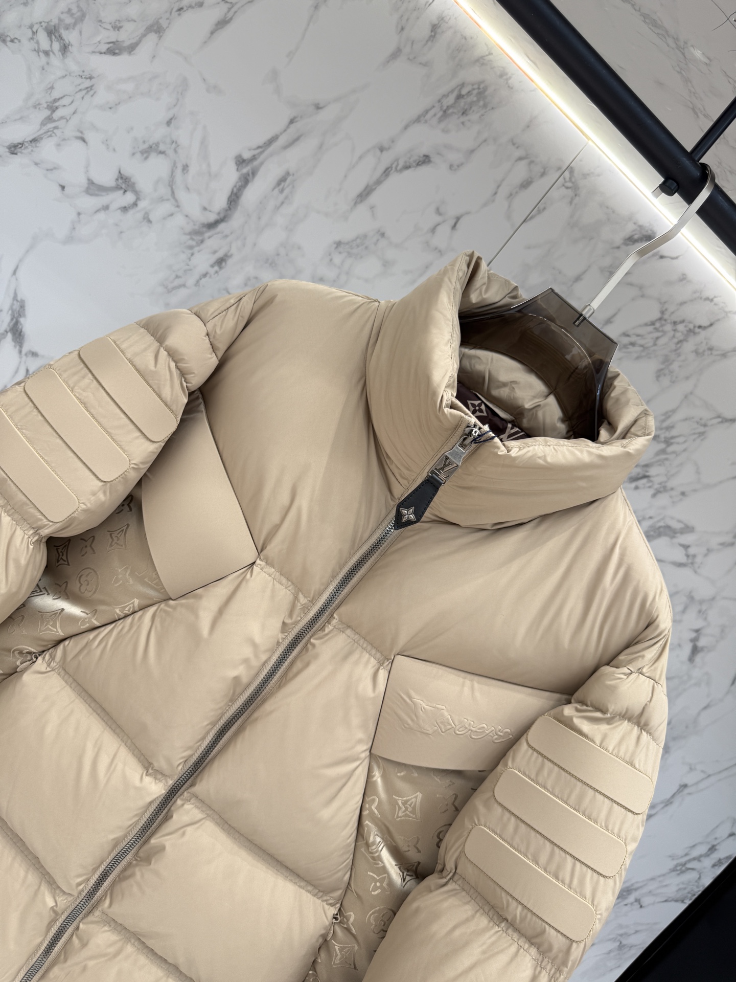 LV 一比一拼接羽絨外套 立體剪裁防風設計 米杏色｜歐美奢侈品精品推薦